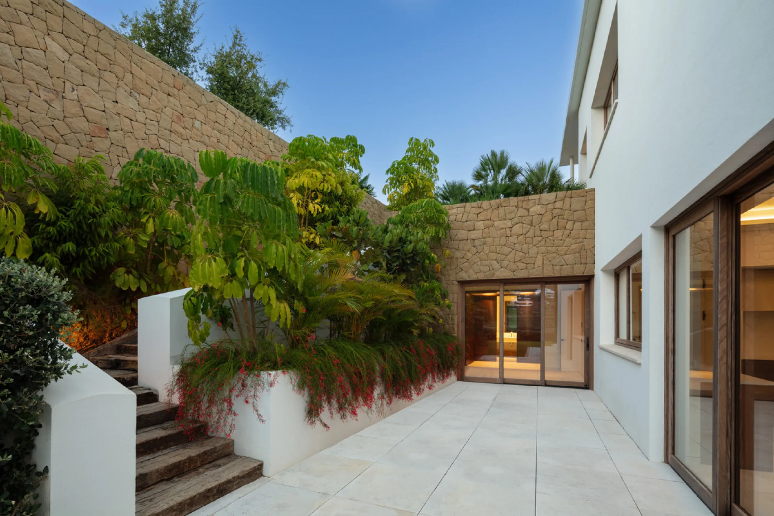 This exceptional residence, exclusive to the Finca Cortesin resort, exudes a captivating blend of luxury and elegance. Designed by the renowned Jose Maria Sierra architects, this architectural masterpiece stands unrivalled on the Costa del Sol, boasting a