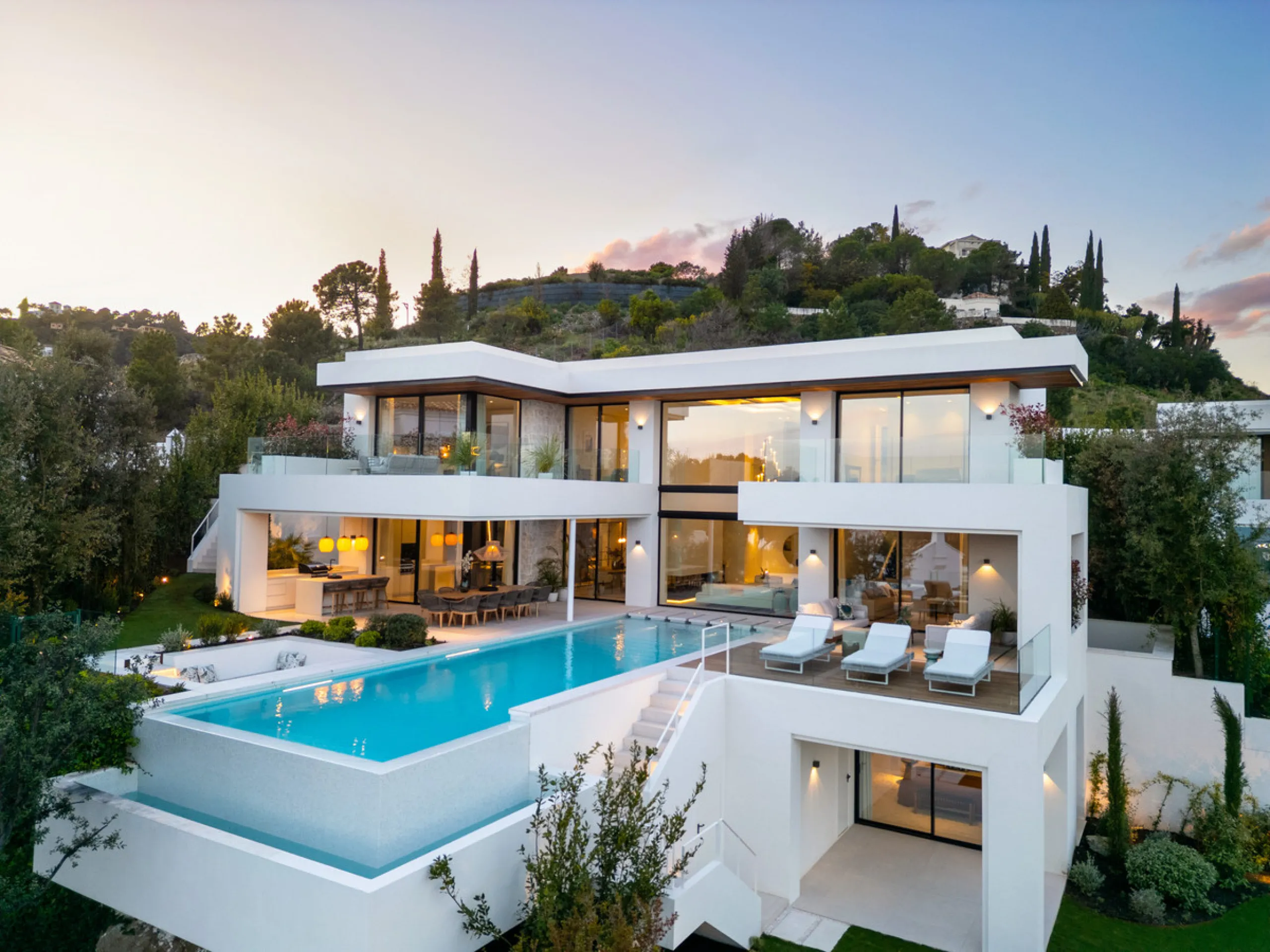 House - Detached Villa в продаже в Benahavís, Málaga. В доме 6 спален и 8 ванных комнат. Площадь дома 631 м². Площадь участка 1398 м²