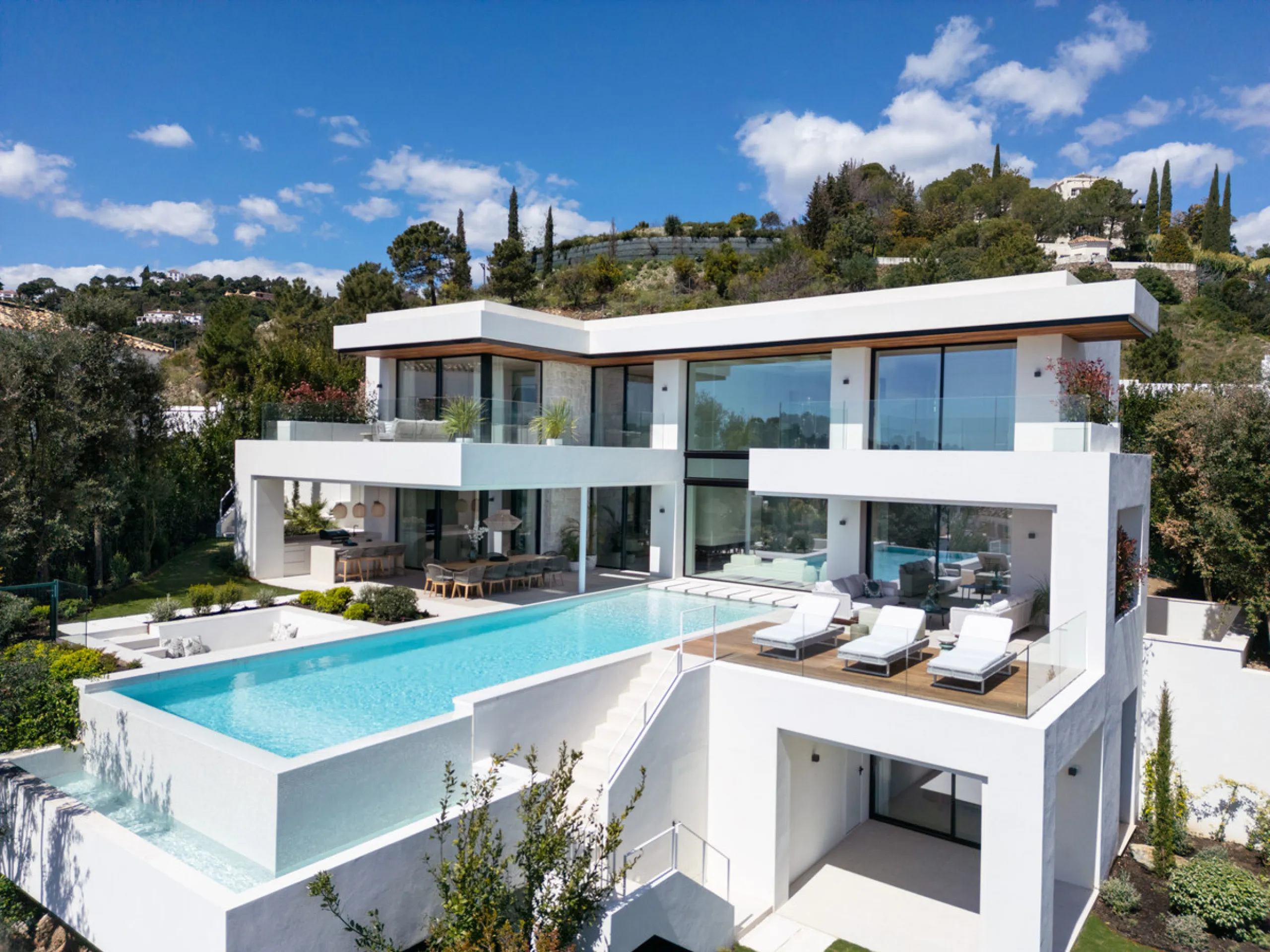 House - Detached Villa в продаже в Benahavís, Málaga. В доме 6 спален и 8 ванных комнат. Площадь дома 631 м². Площадь участка 1398 м²