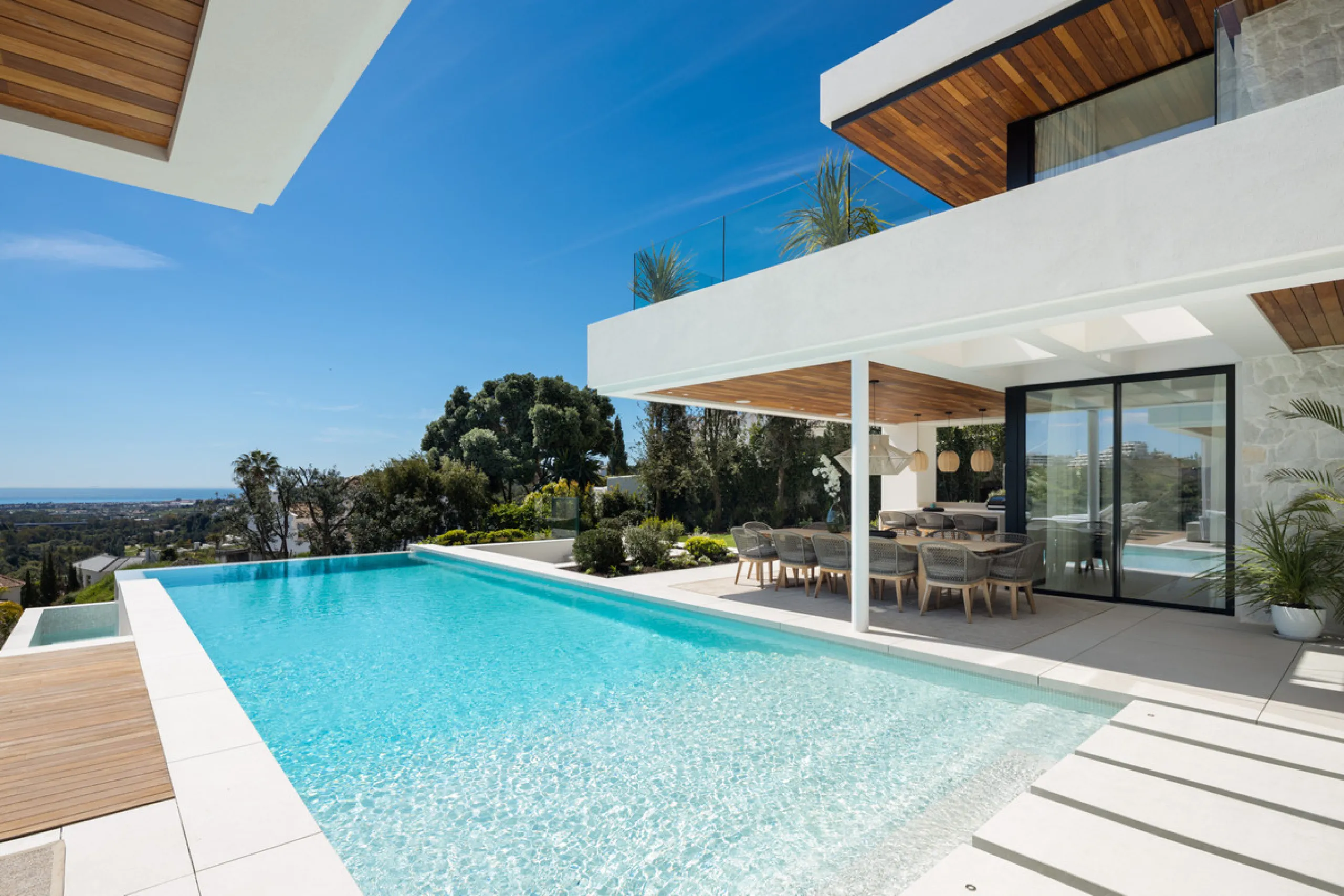 House - Detached Villa в продаже в Benahavís, Málaga. В доме 6 спален и 8 ванных комнат. Площадь дома 631 м². Площадь участка 1398 м²