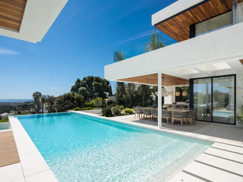 House - Detached Villa в продаже в Benahavís, Málaga. В доме 6 спален и 8 ванных комнат. Площадь дома 631 м². Площадь участка 1398 м²