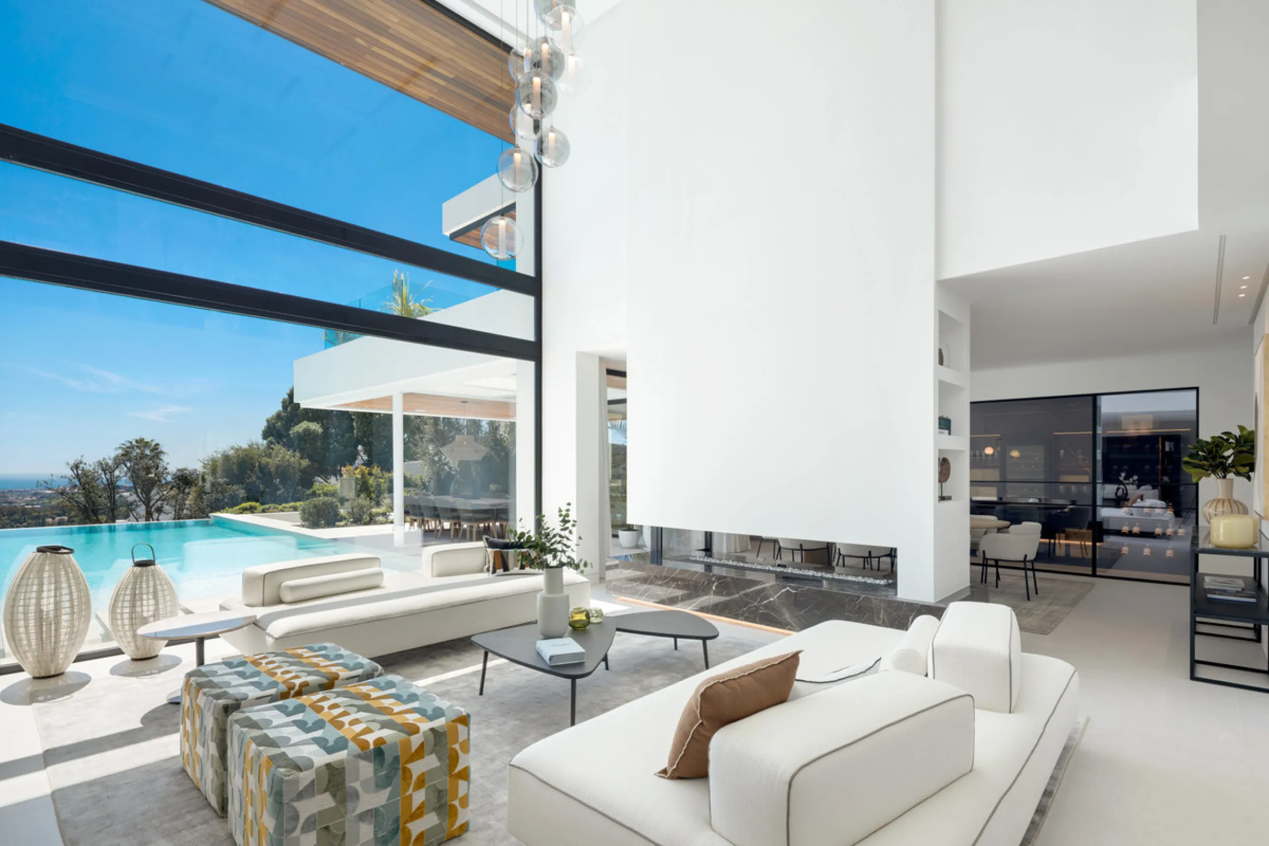 House - Detached Villa в продаже в Benahavís, Málaga. В доме 6 спален и 8 ванных комнат. Площадь дома 631 м². Площадь участка 1398 м²