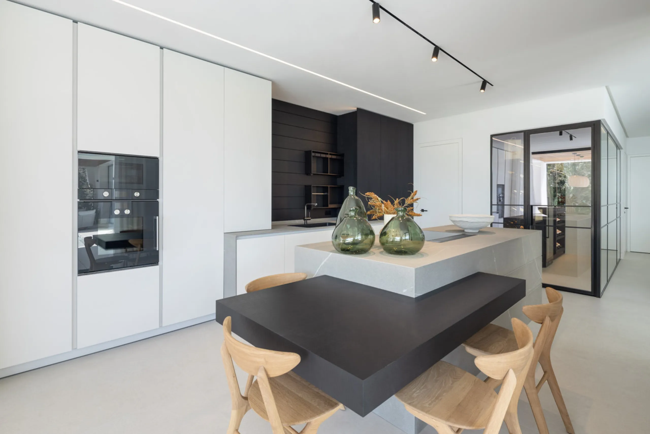 House - Detached Villa в продаже в Benahavís, Málaga. В доме 6 спален и 8 ванных комнат. Площадь дома 631 м². Площадь участка 1398 м²