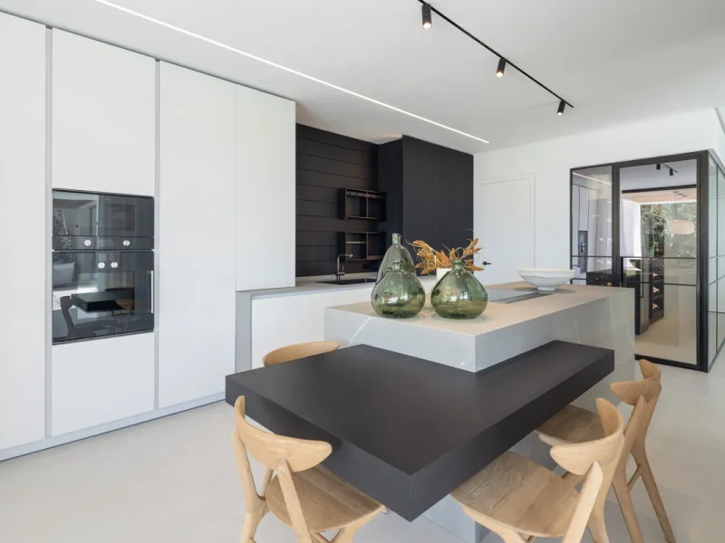 House - Detached Villa в продаже в Benahavís, Málaga. В доме 6 спален и 8 ванных комнат. Площадь дома 631 м². Площадь участка 1398 м²