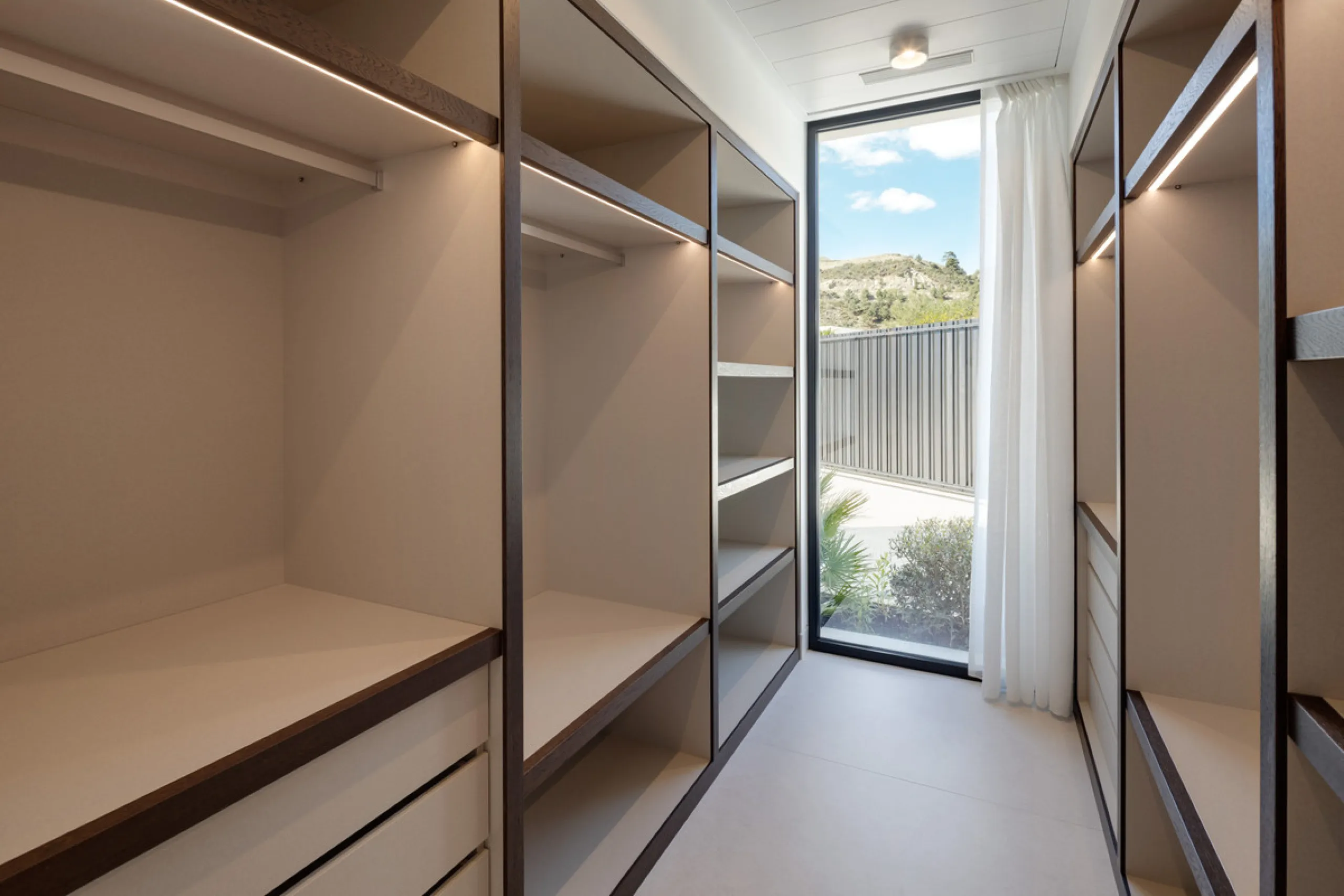 House - Detached Villa в продаже в Benahavís, Málaga. В доме 6 спален и 8 ванных комнат. Площадь дома 631 м². Площадь участка 1398 м²