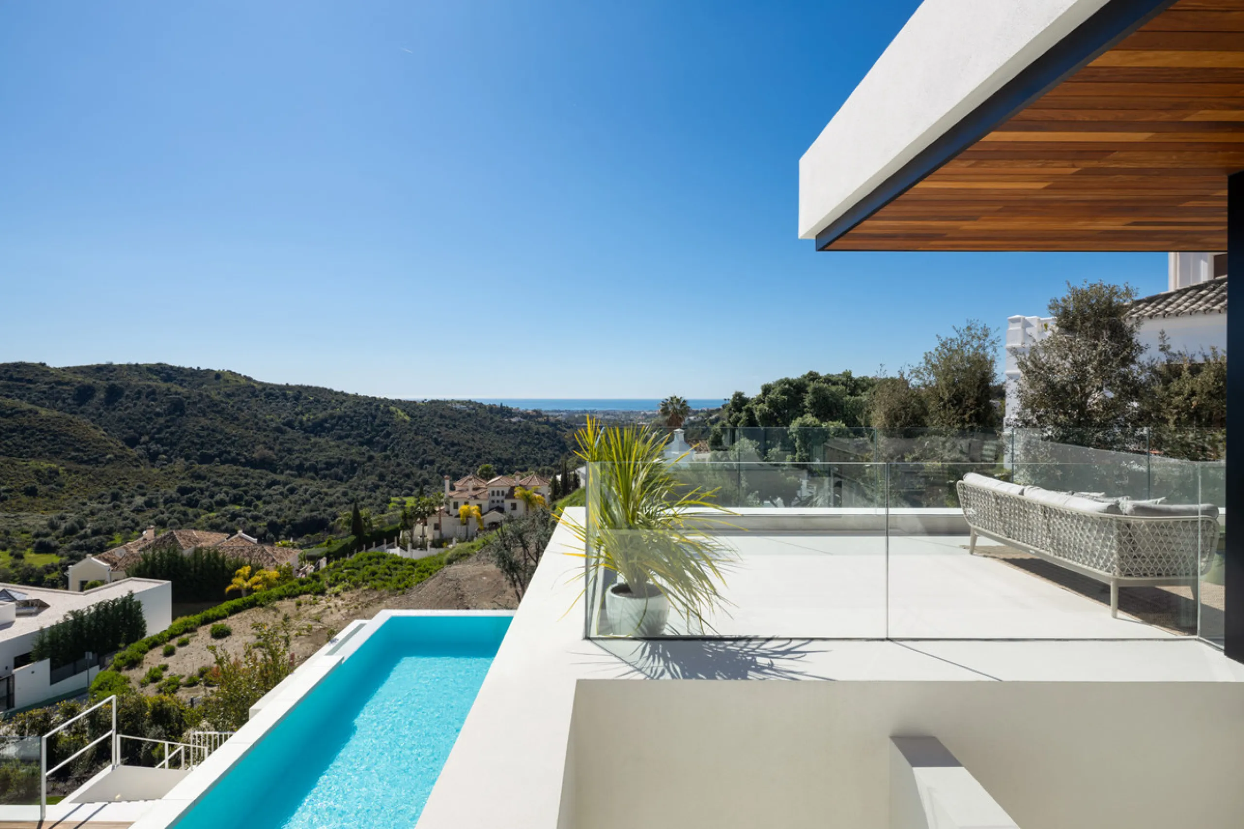 House - Detached Villa в продаже в Benahavís, Málaga. В доме 6 спален и 8 ванных комнат. Площадь дома 631 м². Площадь участка 1398 м²