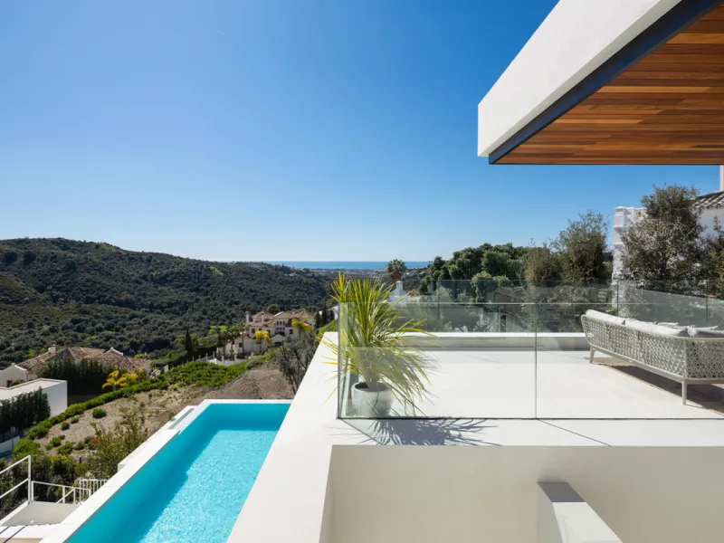 House - Detached Villa в продаже в Benahavís, Málaga. В доме 6 спален и 8 ванных комнат. Площадь дома 631 м². Площадь участка 1398 м²