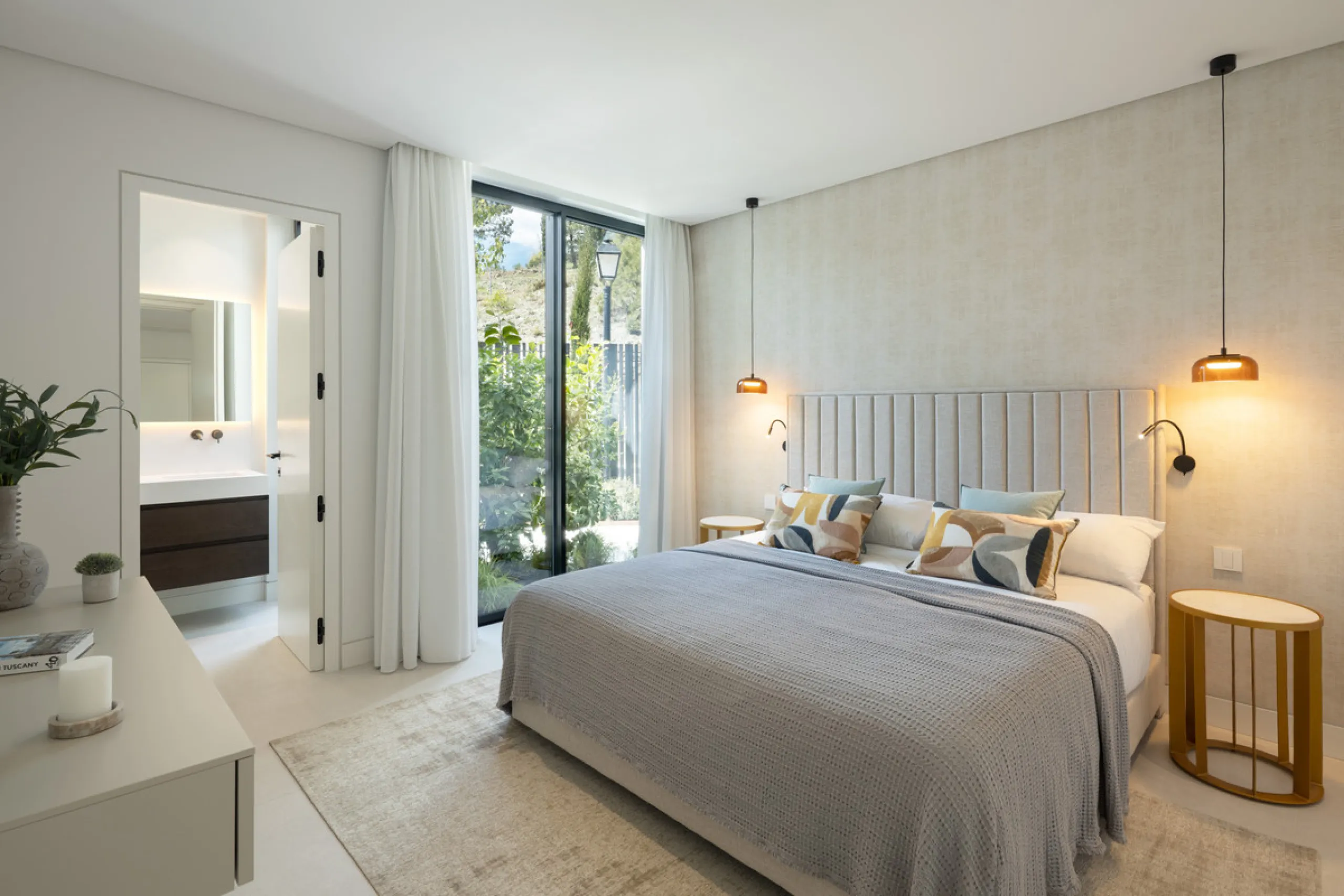 House - Detached Villa в продаже в Benahavís, Málaga. В доме 6 спален и 8 ванных комнат. Площадь дома 631 м². Площадь участка 1398 м²