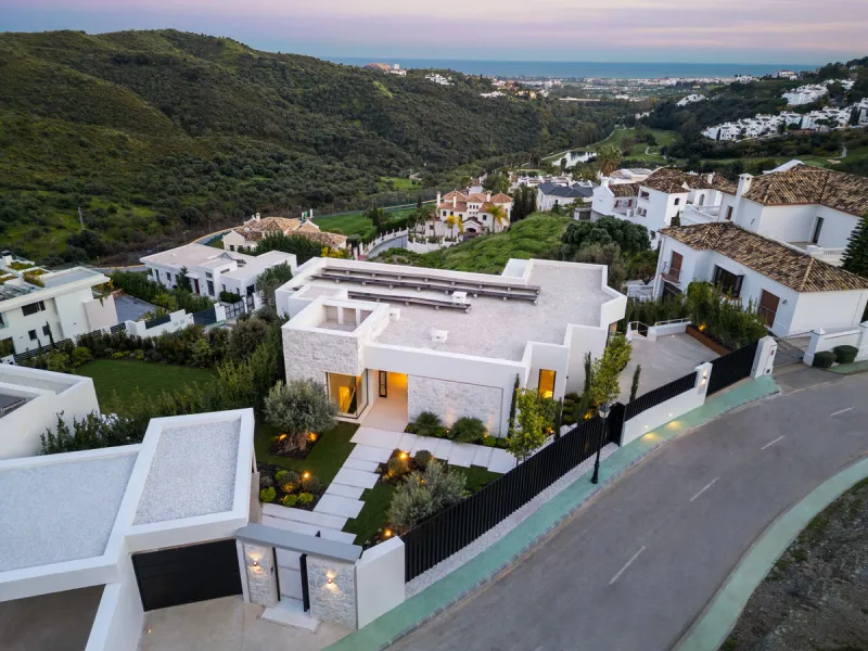 House - Detached Villa в продаже в Benahavís, Málaga. В доме 6 спален и 8 ванных комнат. Площадь дома 631 м². Площадь участка 1398 м²