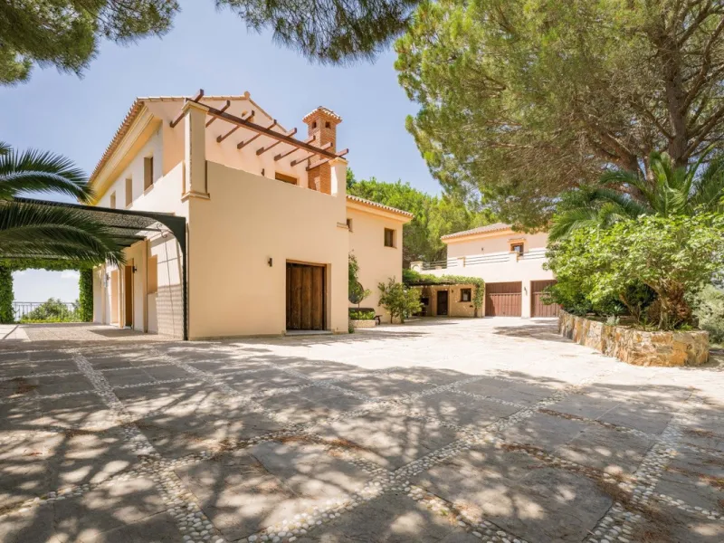 This estate is much more than a property: it's a statement of style, refined taste, and forward-thinking vision. A place where understated luxury blends seamlessly with the serenity of the Andalusian countryside, all while remaining within easy reach of M