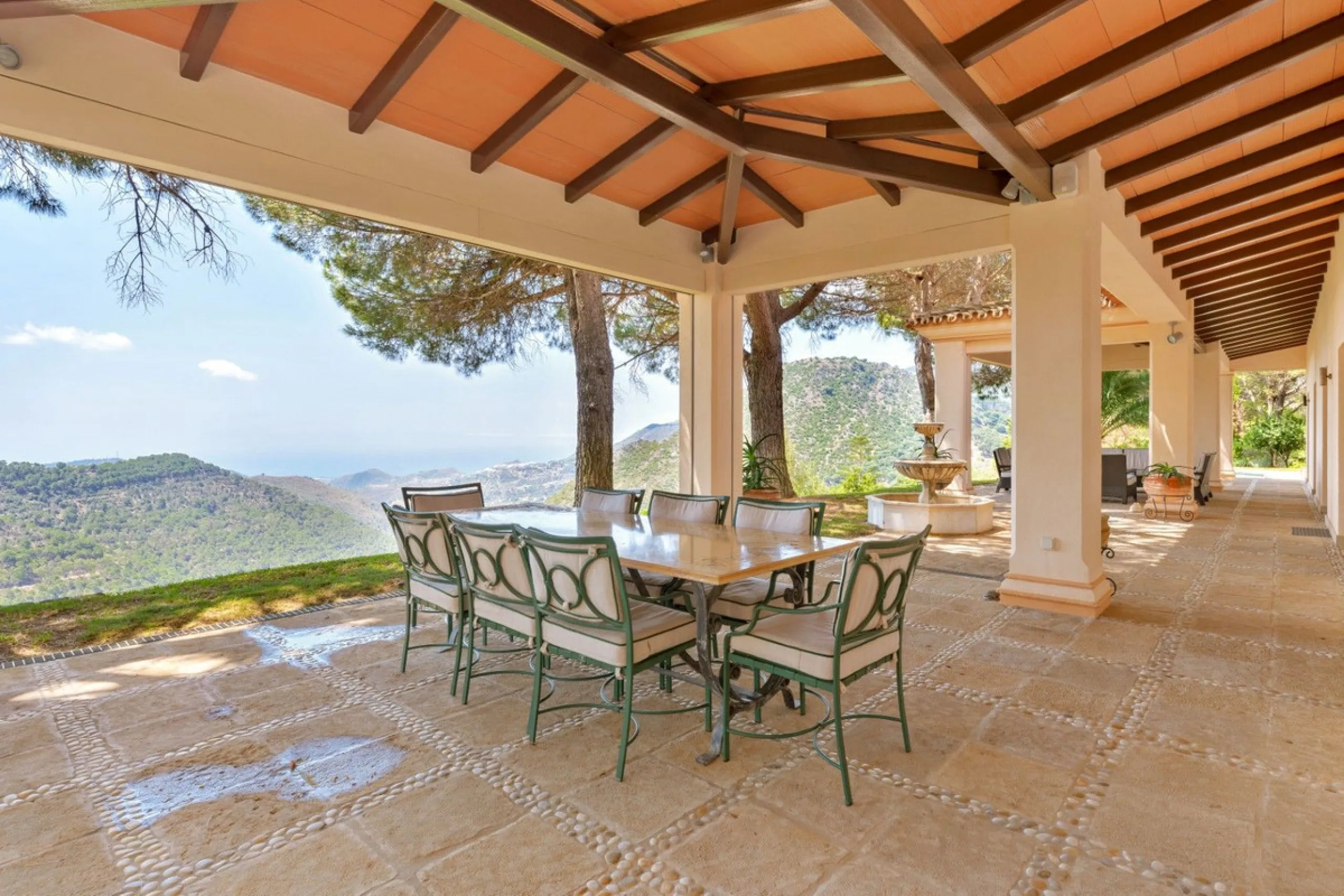 This estate is much more than a property: it's a statement of style, refined taste, and forward-thinking vision. A place where understated luxury blends seamlessly with the serenity of the Andalusian countryside, all while remaining within easy reach of M