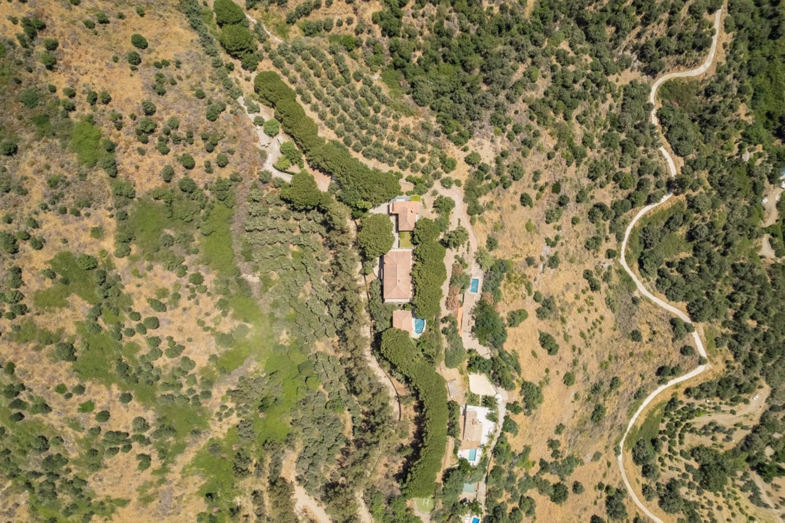 This estate is much more than a property: it's a statement of style, refined taste, and forward-thinking vision. A place where understated luxury blends seamlessly with the serenity of the Andalusian countryside, all while remaining within easy reach of M