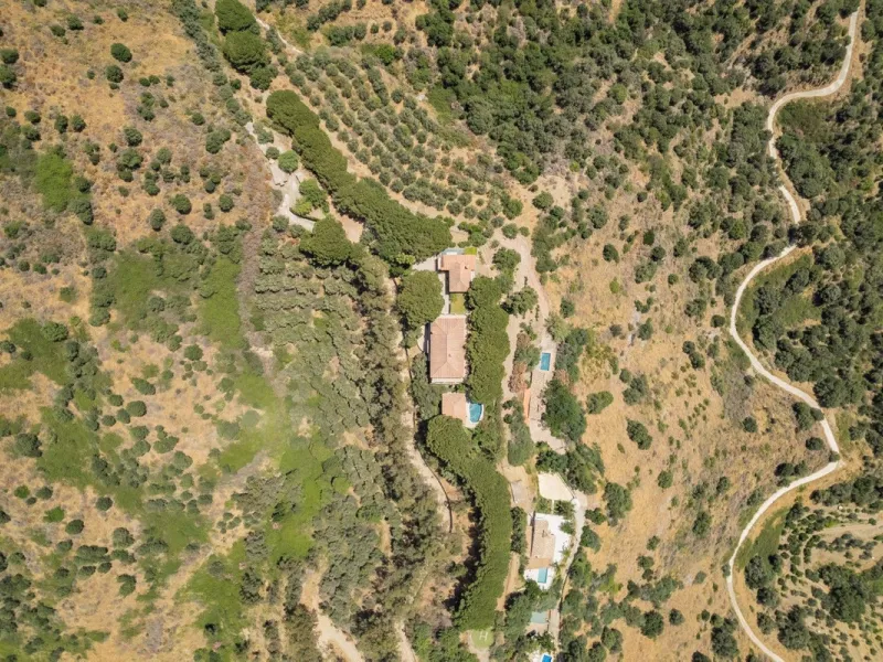 This estate is much more than a property: it's a statement of style, refined taste, and forward-thinking vision. A place where understated luxury blends seamlessly with the serenity of the Andalusian countryside, all while remaining within easy reach of M