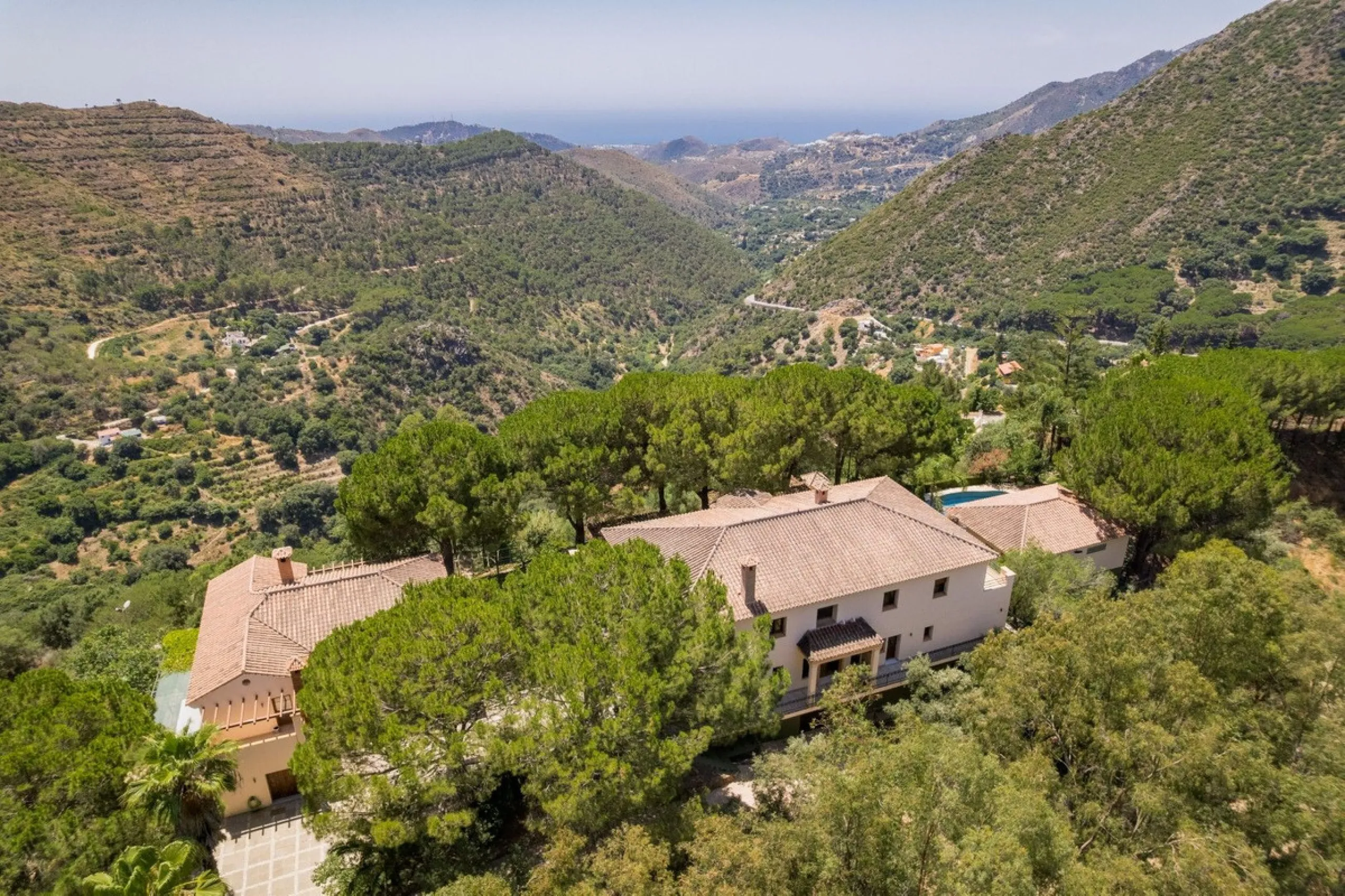 This estate is much more than a property: it's a statement of style, refined taste, and forward-thinking vision. A place where understated luxury blends seamlessly with the serenity of the Andalusian countryside, all while remaining within easy reach of M