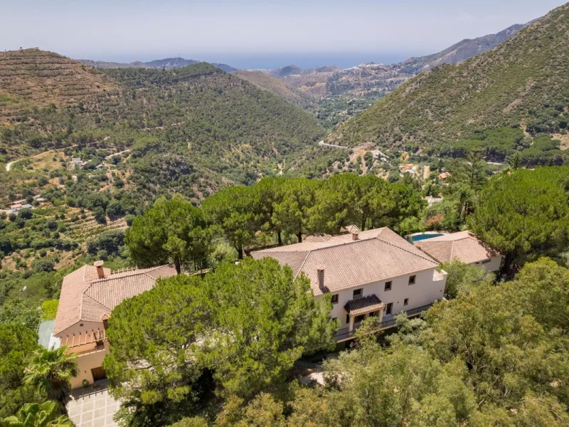 This estate is much more than a property: it's a statement of style, refined taste, and forward-thinking vision. A place where understated luxury blends seamlessly with the serenity of the Andalusian countryside, all while remaining within easy reach of M
