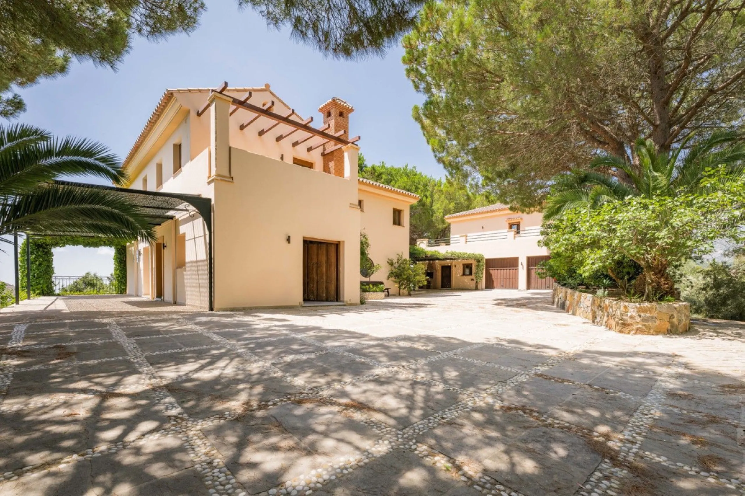This estate is much more than a property: it's a statement of style, refined taste, and forward-thinking vision. A place where understated luxury blends seamlessly with the serenity of the Andalusian countryside, all while remaining within easy reach of M