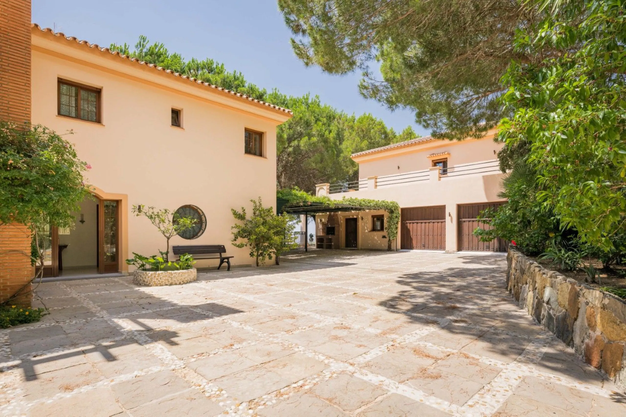 This estate is much more than a property: it's a statement of style, refined taste, and forward-thinking vision. A place where understated luxury blends seamlessly with the serenity of the Andalusian countryside, all while remaining within easy reach of M