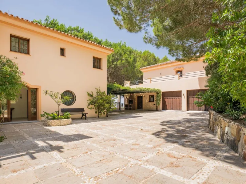 This estate is much more than a property: it's a statement of style, refined taste, and forward-thinking vision. A place where understated luxury blends seamlessly with the serenity of the Andalusian countryside, all while remaining within easy reach of M
