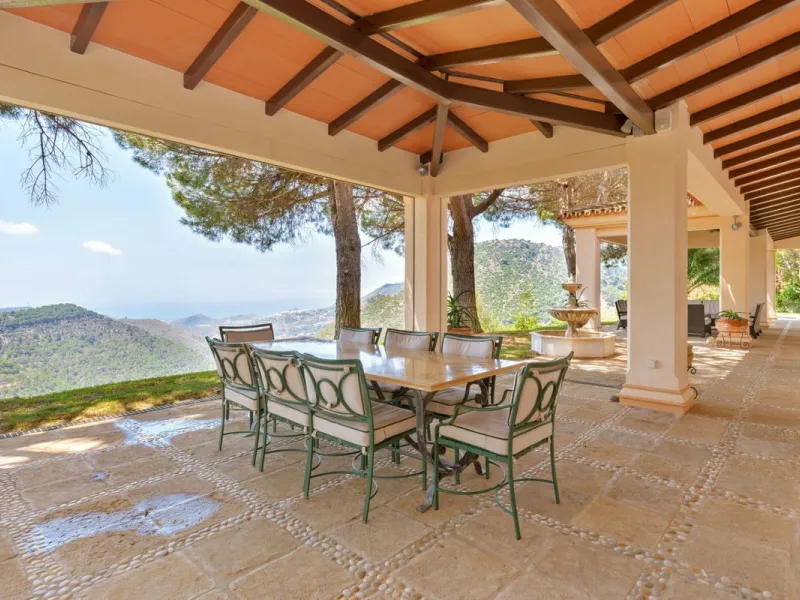 This estate is much more than a property: it's a statement of style, refined taste, and forward-thinking vision. A place where understated luxury blends seamlessly with the serenity of the Andalusian countryside, all while remaining within easy reach of M