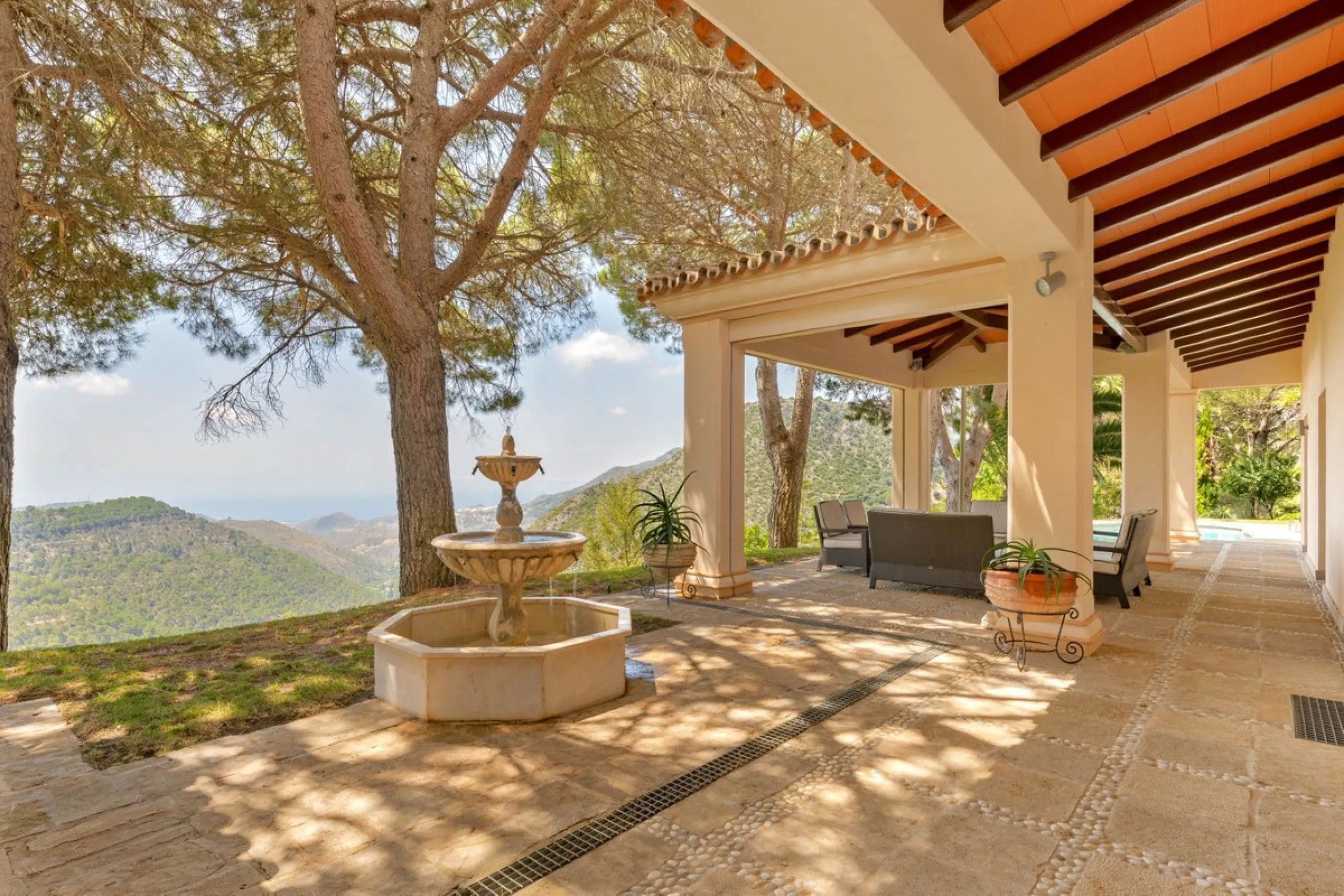 This estate is much more than a property: it's a statement of style, refined taste, and forward-thinking vision. A place where understated luxury blends seamlessly with the serenity of the Andalusian countryside, all while remaining within easy reach of M