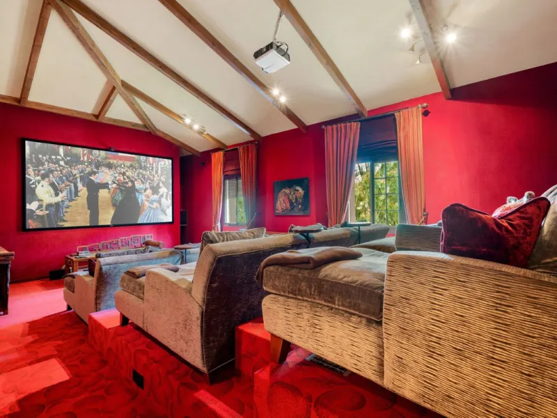 This estate is much more than a property: it's a statement of style, refined taste, and forward-thinking vision. A place where understated luxury blends seamlessly with the serenity of the Andalusian countryside, all while remaining within easy reach of M