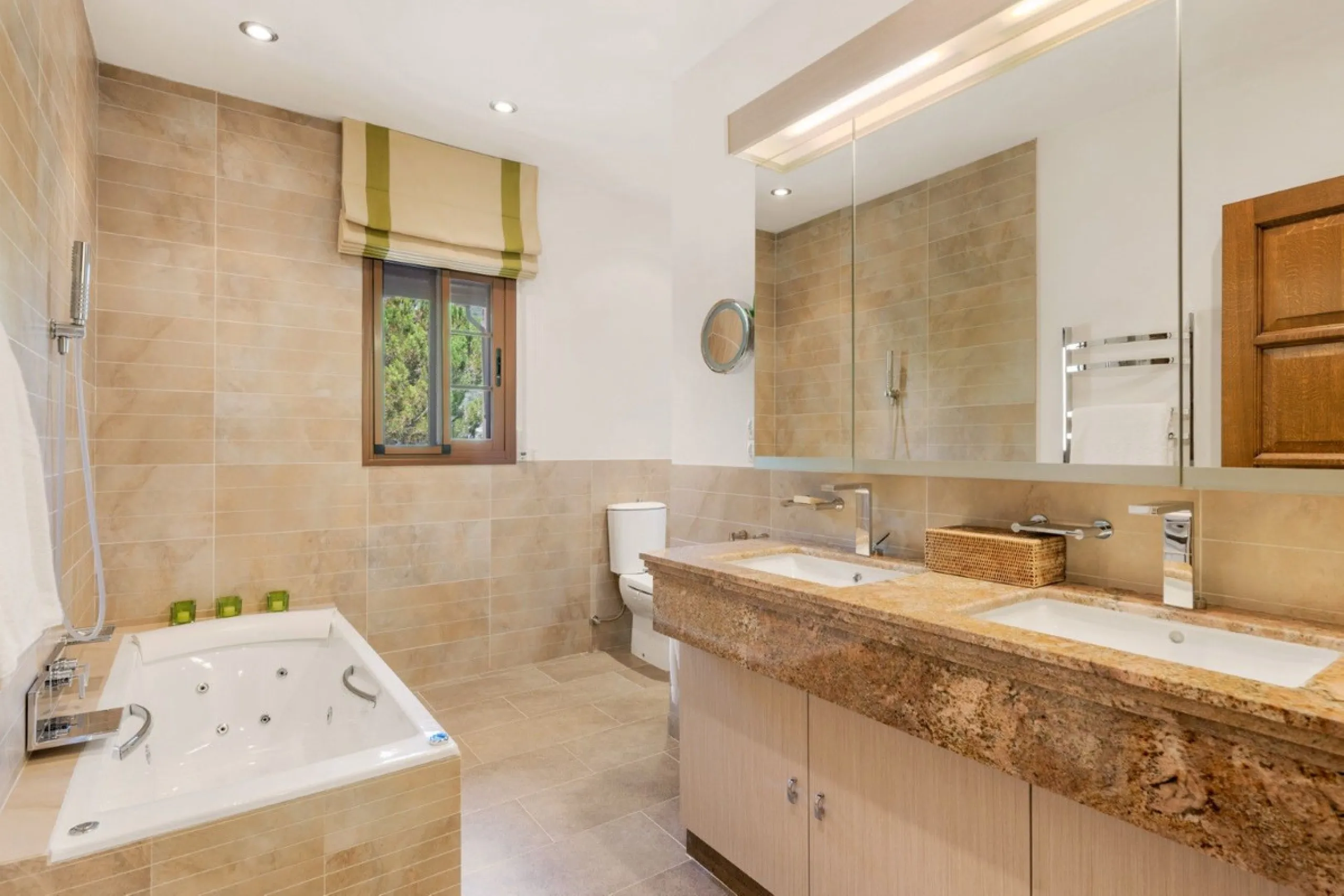 This estate is much more than a property: it's a statement of style, refined taste, and forward-thinking vision. A place where understated luxury blends seamlessly with the serenity of the Andalusian countryside, all while remaining within easy reach of M