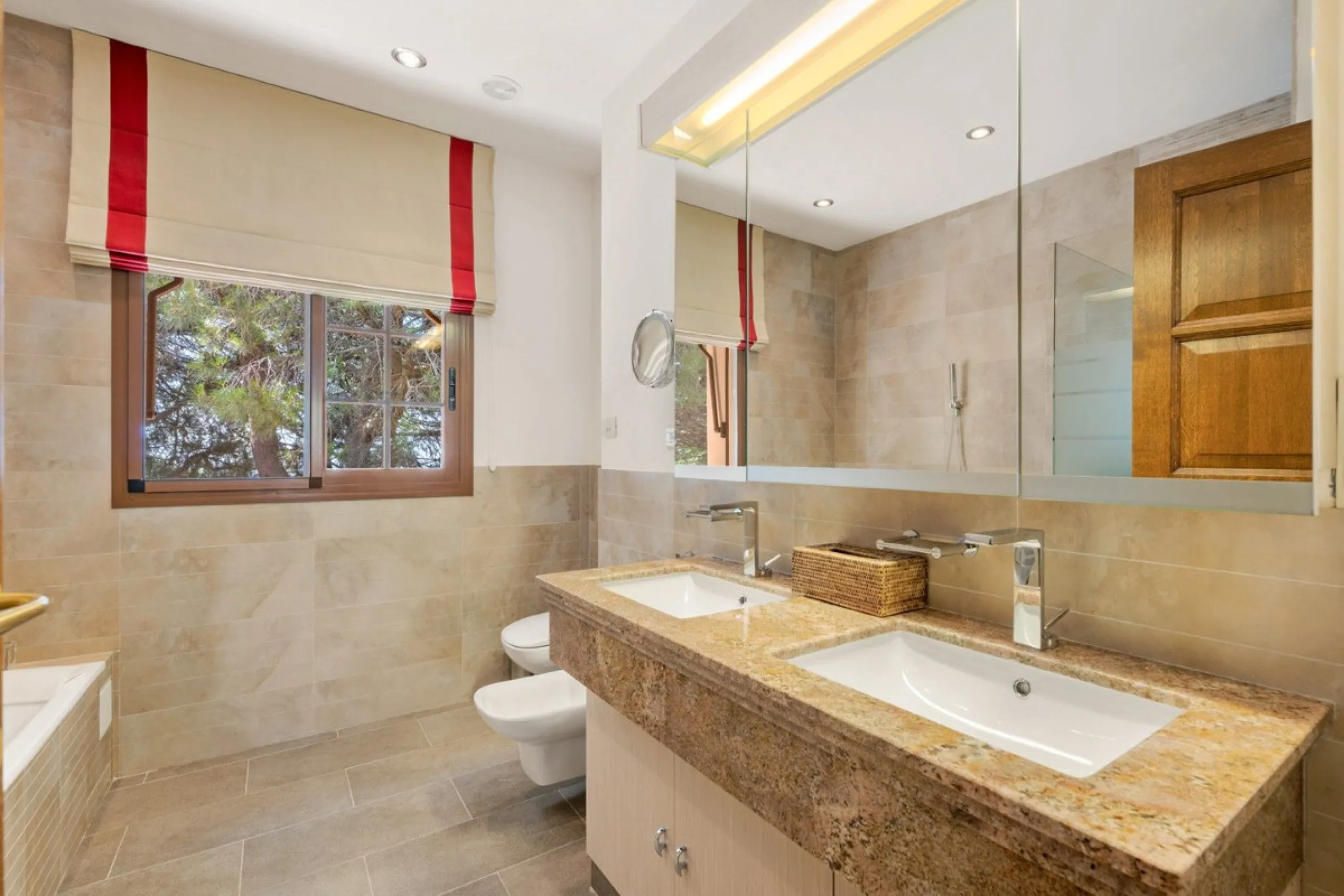 This estate is much more than a property: it's a statement of style, refined taste, and forward-thinking vision. A place where understated luxury blends seamlessly with the serenity of the Andalusian countryside, all while remaining within easy reach of M