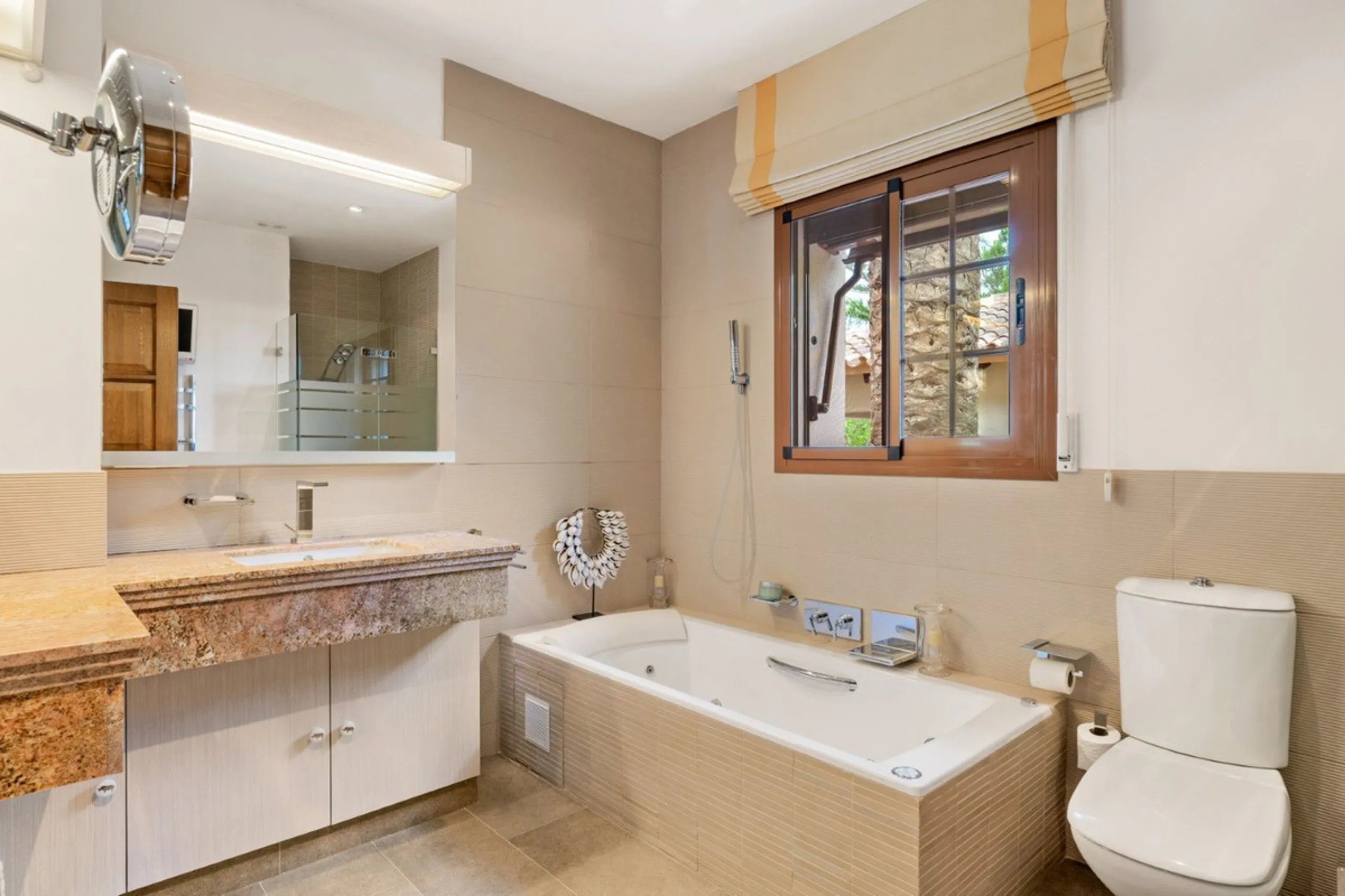 This estate is much more than a property: it's a statement of style, refined taste, and forward-thinking vision. A place where understated luxury blends seamlessly with the serenity of the Andalusian countryside, all while remaining within easy reach of M