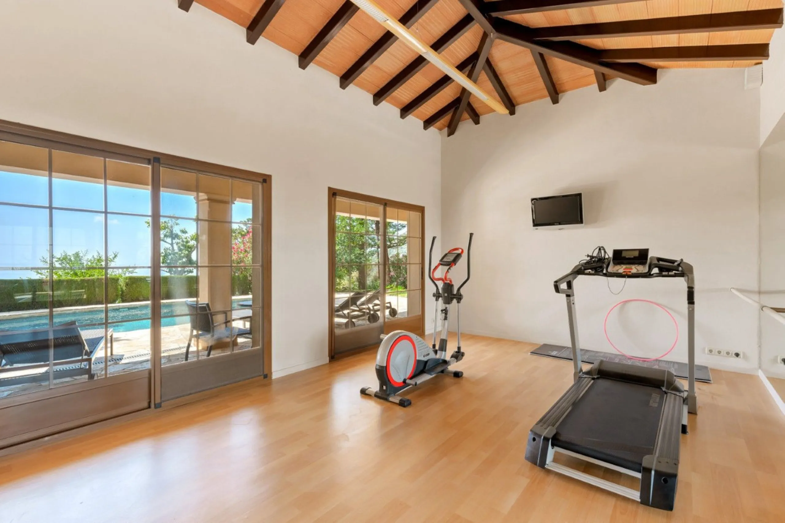 This estate is much more than a property: it's a statement of style, refined taste, and forward-thinking vision. A place where understated luxury blends seamlessly with the serenity of the Andalusian countryside, all while remaining within easy reach of M