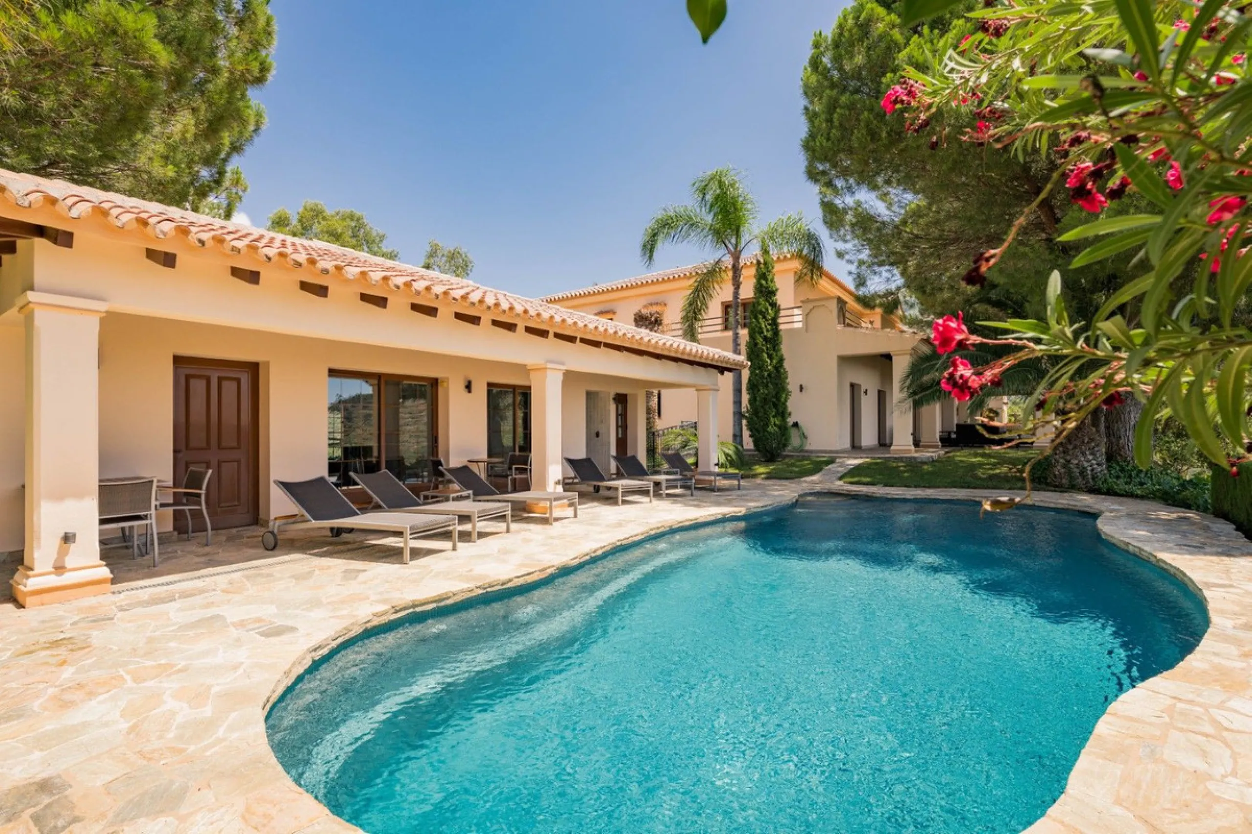 This estate is much more than a property: it's a statement of style, refined taste, and forward-thinking vision. A place where understated luxury blends seamlessly with the serenity of the Andalusian countryside, all while remaining within easy reach of M