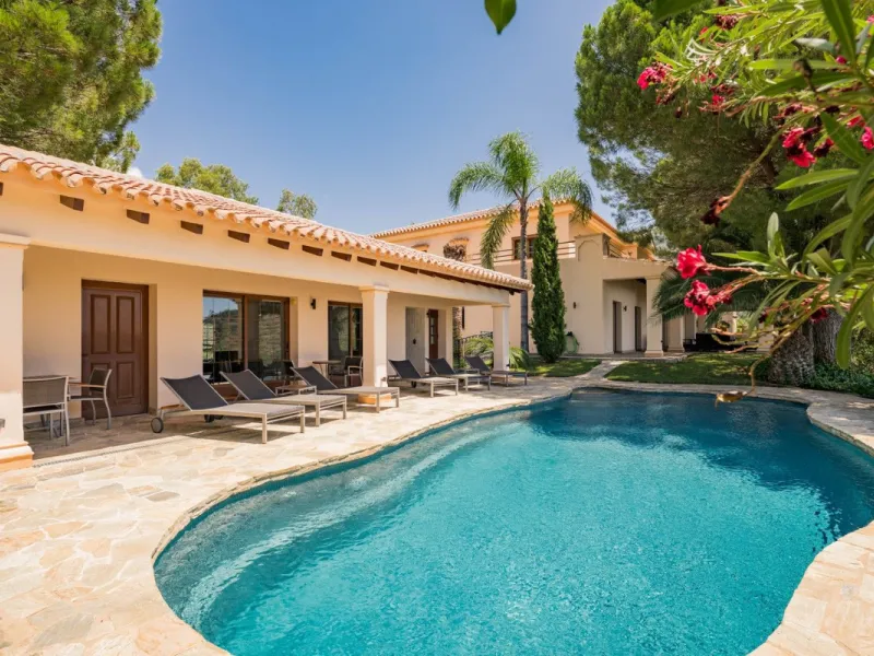 This estate is much more than a property: it's a statement of style, refined taste, and forward-thinking vision. A place where understated luxury blends seamlessly with the serenity of the Andalusian countryside, all while remaining within easy reach of M