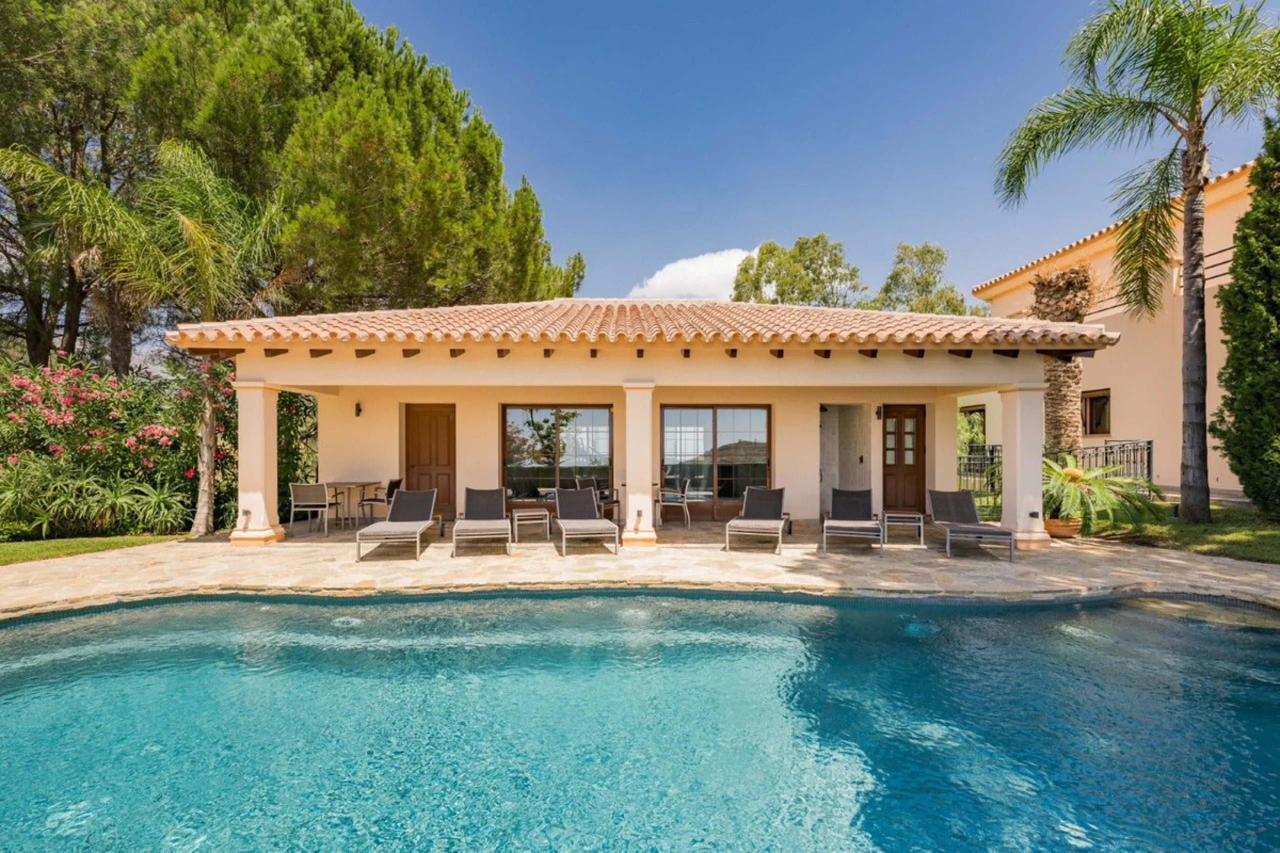 This estate is much more than a property: it's a statement of style, refined taste, and forward-thinking vision. A place where understated luxury blends seamlessly with the serenity of the Andalusian countryside, all while remaining within easy reach of M