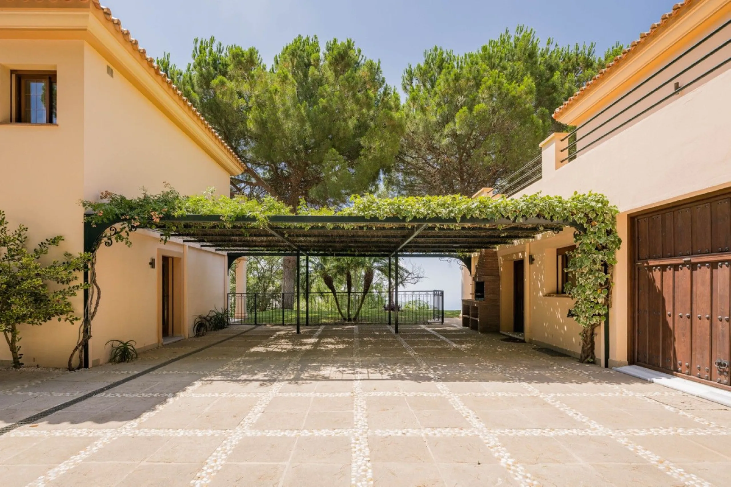 This estate is much more than a property: it's a statement of style, refined taste, and forward-thinking vision. A place where understated luxury blends seamlessly with the serenity of the Andalusian countryside, all while remaining within easy reach of M