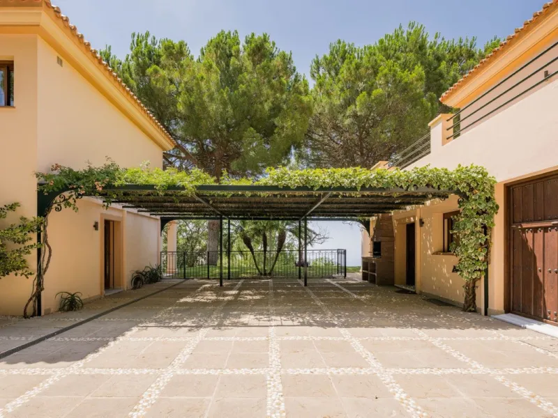 This estate is much more than a property: it's a statement of style, refined taste, and forward-thinking vision. A place where understated luxury blends seamlessly with the serenity of the Andalusian countryside, all while remaining within easy reach of M
