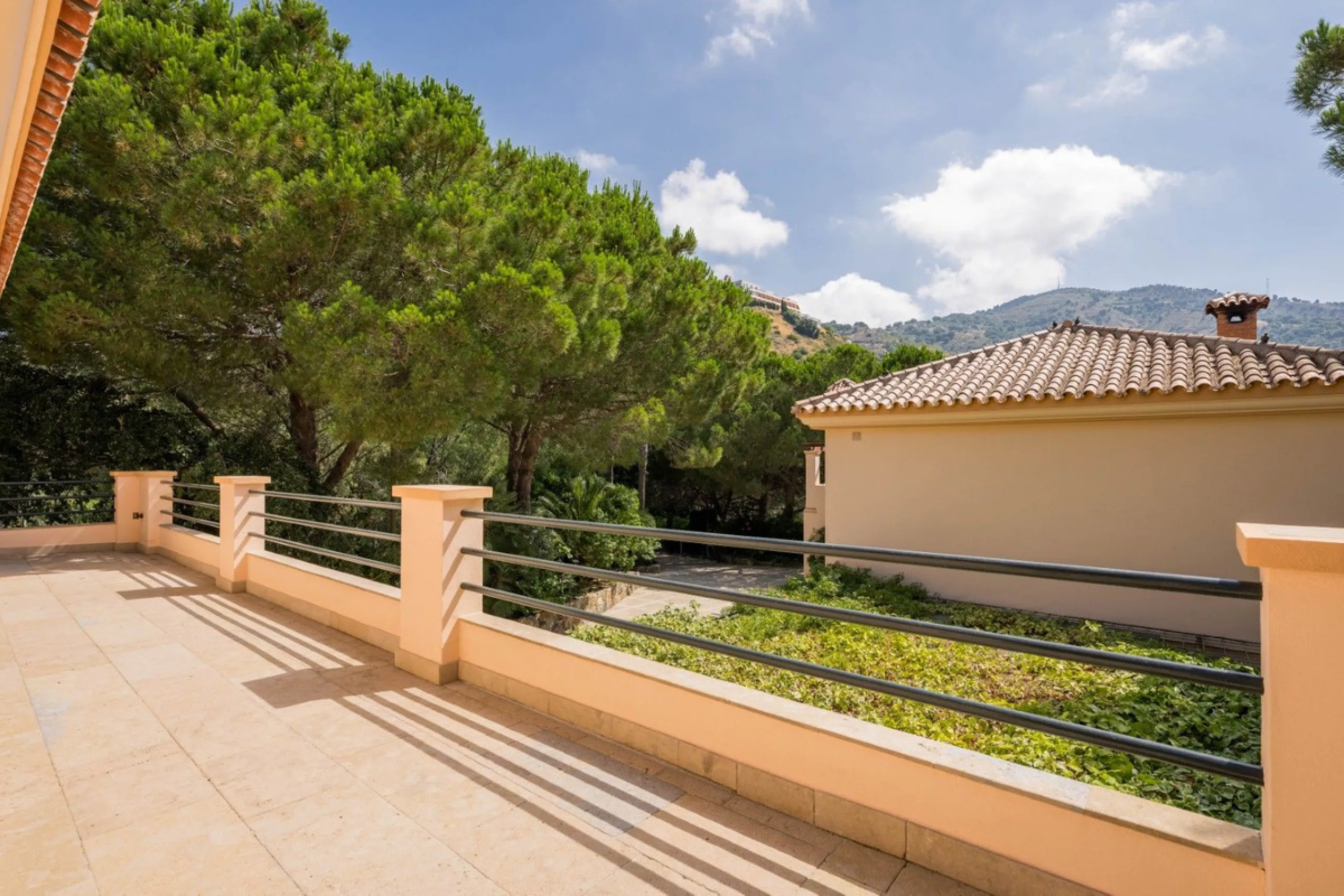 This estate is much more than a property: it's a statement of style, refined taste, and forward-thinking vision. A place where understated luxury blends seamlessly with the serenity of the Andalusian countryside, all while remaining within easy reach of M