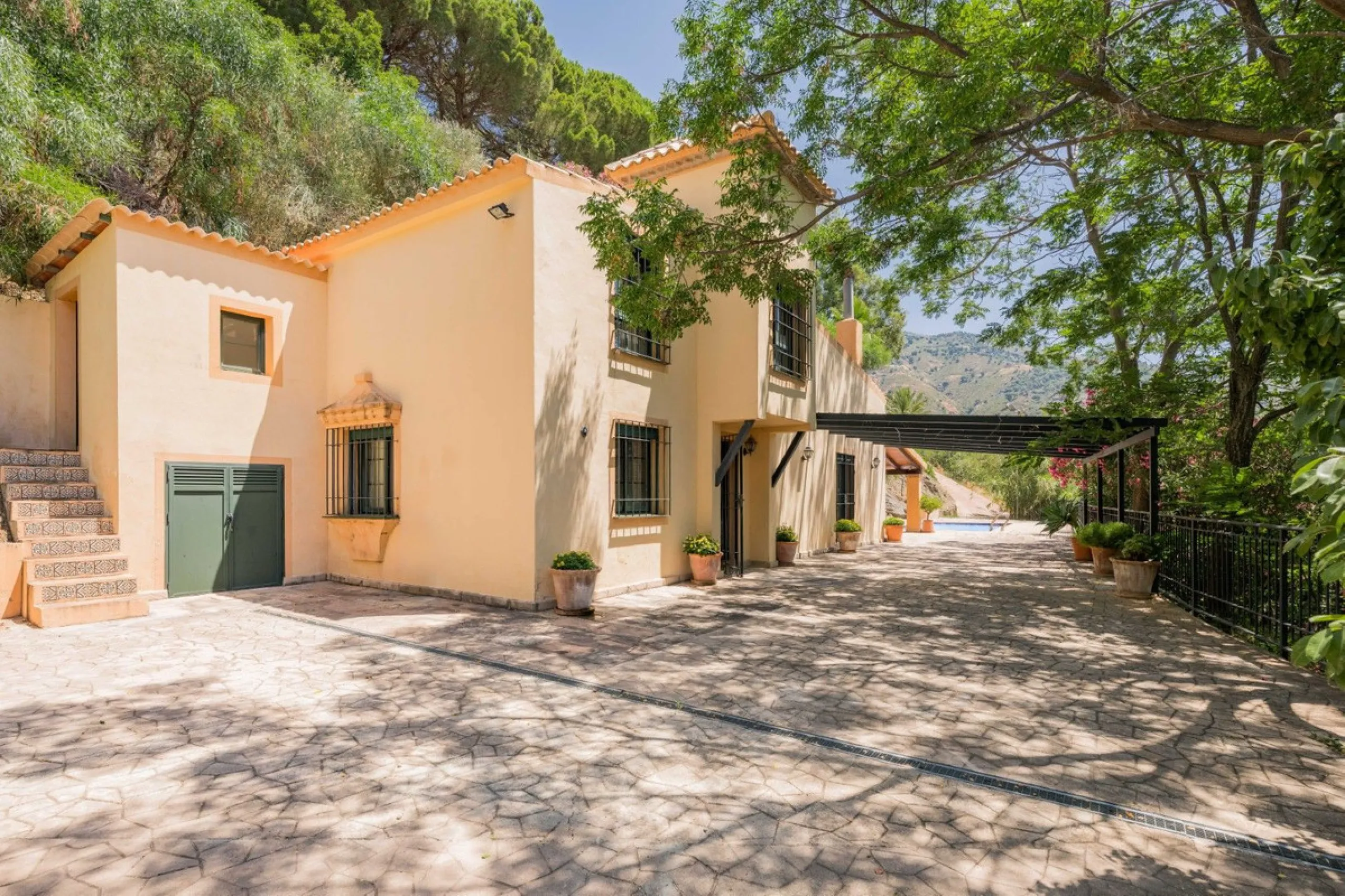 This estate is much more than a property: it's a statement of style, refined taste, and forward-thinking vision. A place where understated luxury blends seamlessly with the serenity of the Andalusian countryside, all while remaining within easy reach of M