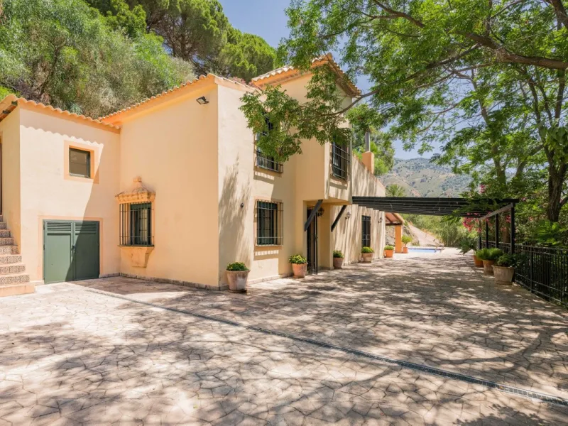 This estate is much more than a property: it's a statement of style, refined taste, and forward-thinking vision. A place where understated luxury blends seamlessly with the serenity of the Andalusian countryside, all while remaining within easy reach of M