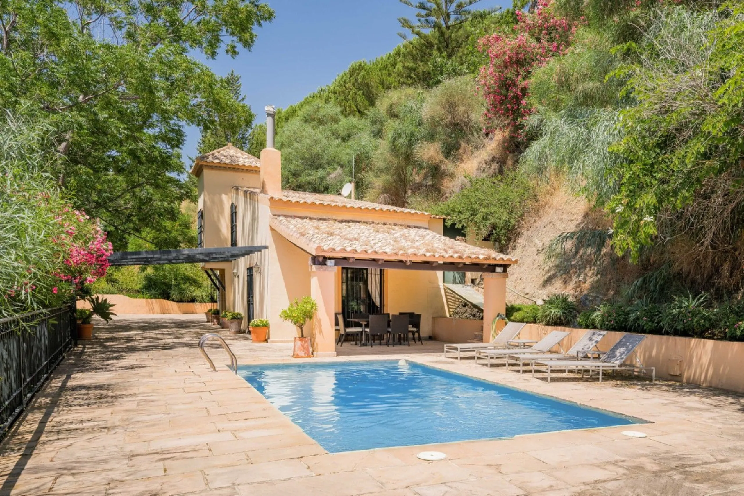 This estate is much more than a property: it's a statement of style, refined taste, and forward-thinking vision. A place where understated luxury blends seamlessly with the serenity of the Andalusian countryside, all while remaining within easy reach of M