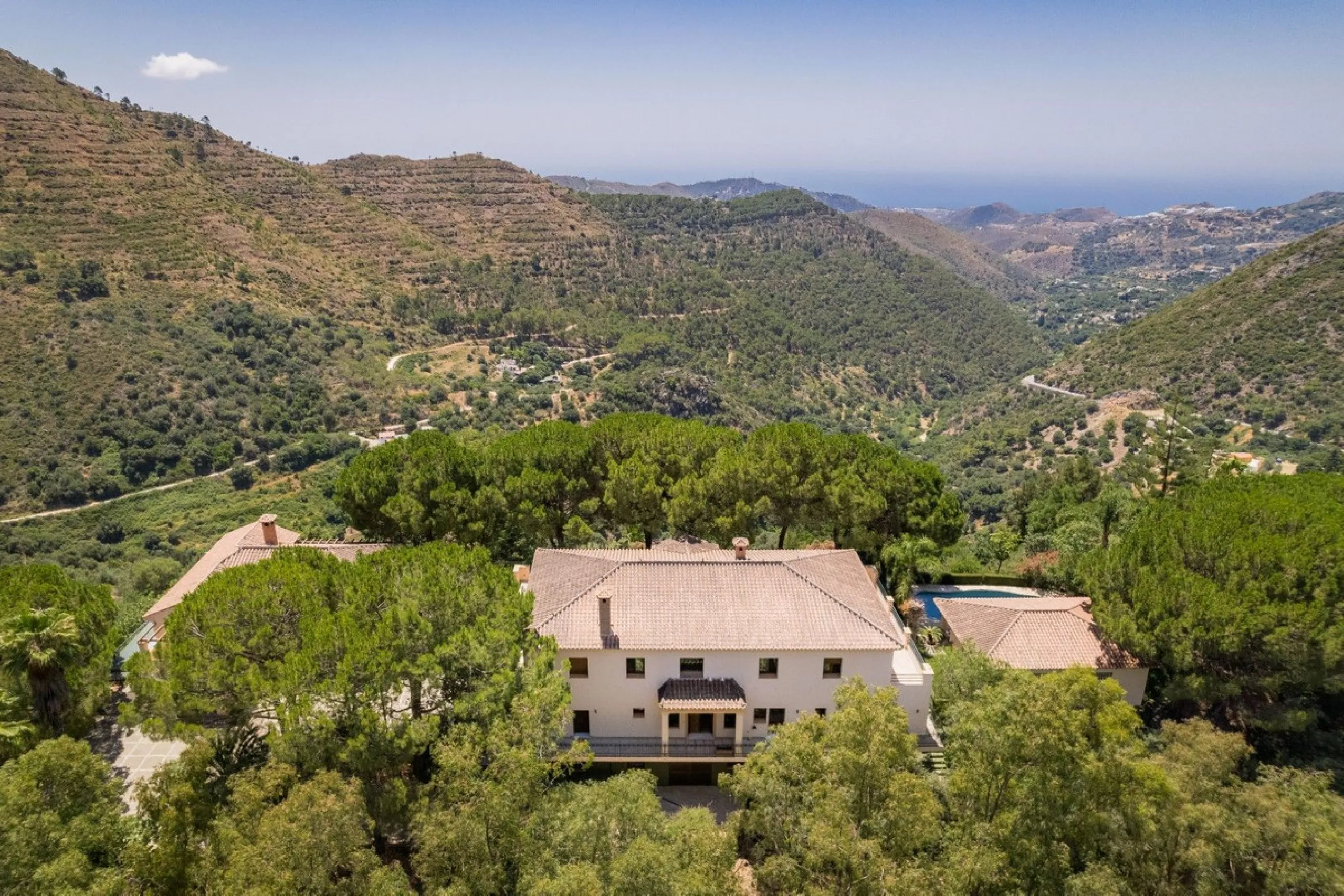This estate is much more than a property: it's a statement of style, refined taste, and forward-thinking vision. A place where understated luxury blends seamlessly with the serenity of the Andalusian countryside, all while remaining within easy reach of M