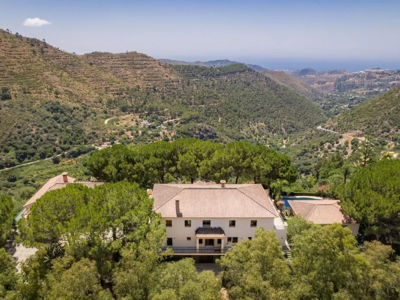 This estate is much more than a property: it's a statement of style, refined taste, and forward-thinking vision. A place where understated luxury blends seamlessly with the serenity of the Andalusian countryside, all while remaining within easy reach of M