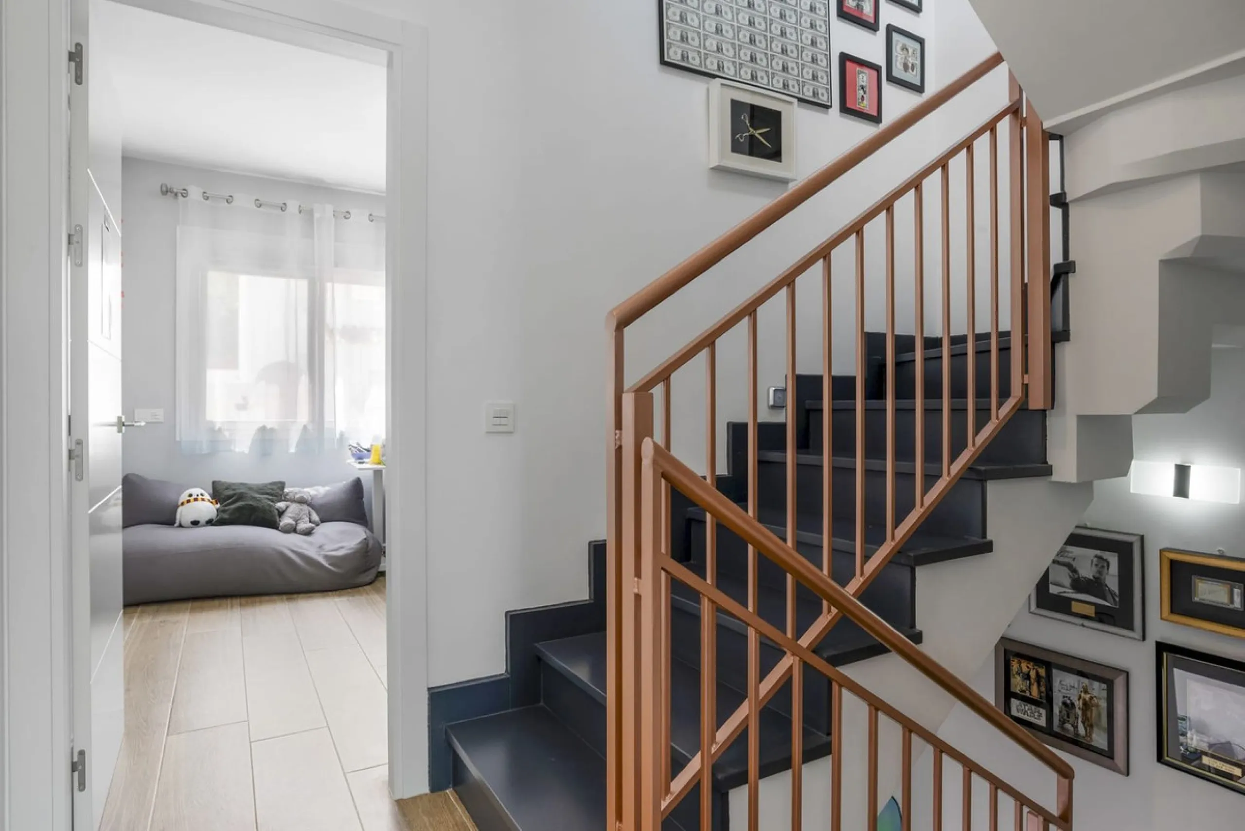 House - Townhouse в продаже в Estepona, Málaga. В доме 4 спален и 3 ванных комнат. Площадь дома 232 м²