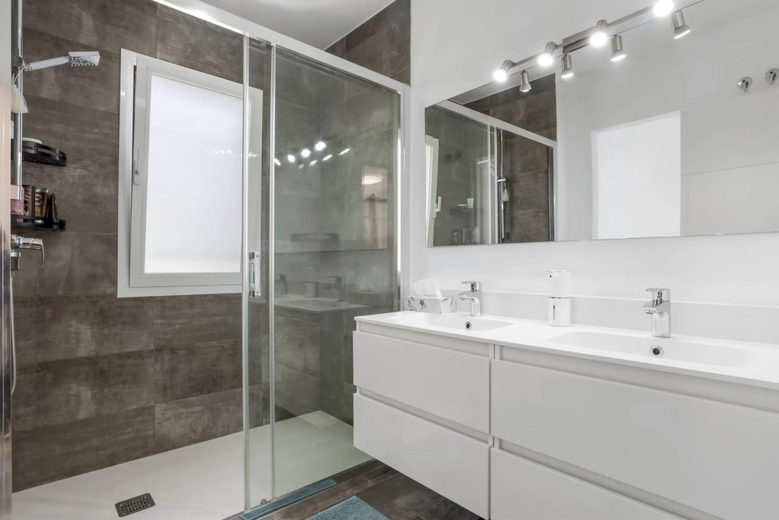 House - Townhouse в продаже в Estepona, Málaga. В доме 4 спален и 3 ванных комнат. Площадь дома 232 м²