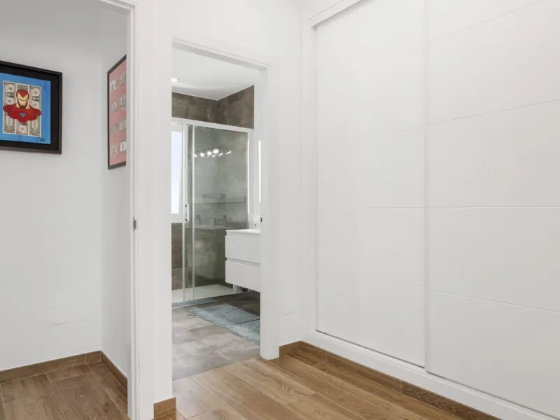 House - Townhouse в продаже в Estepona, Málaga. В доме 4 спален и 3 ванных комнат. Площадь дома 232 м²