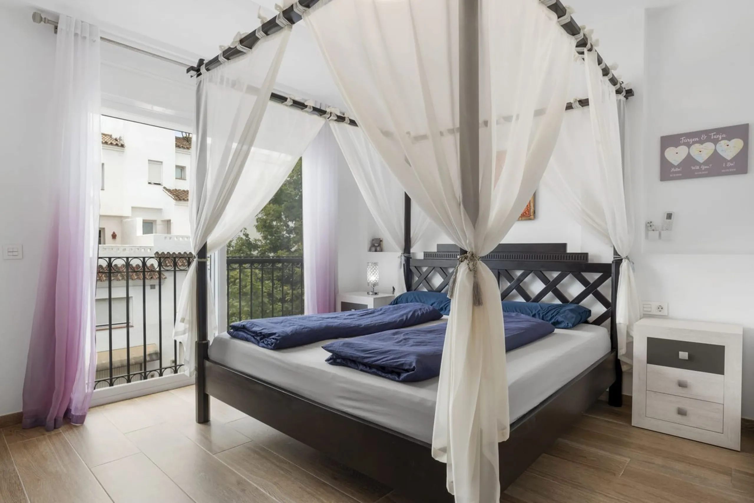 House - Townhouse в продаже в Estepona, Málaga. В доме 4 спален и 3 ванных комнат. Площадь дома 232 м²