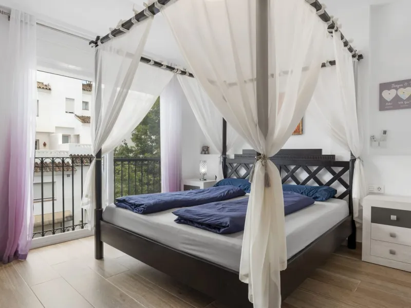 House - Townhouse в продаже в Estepona, Málaga. В доме 4 спален и 3 ванных комнат. Площадь дома 232 м²