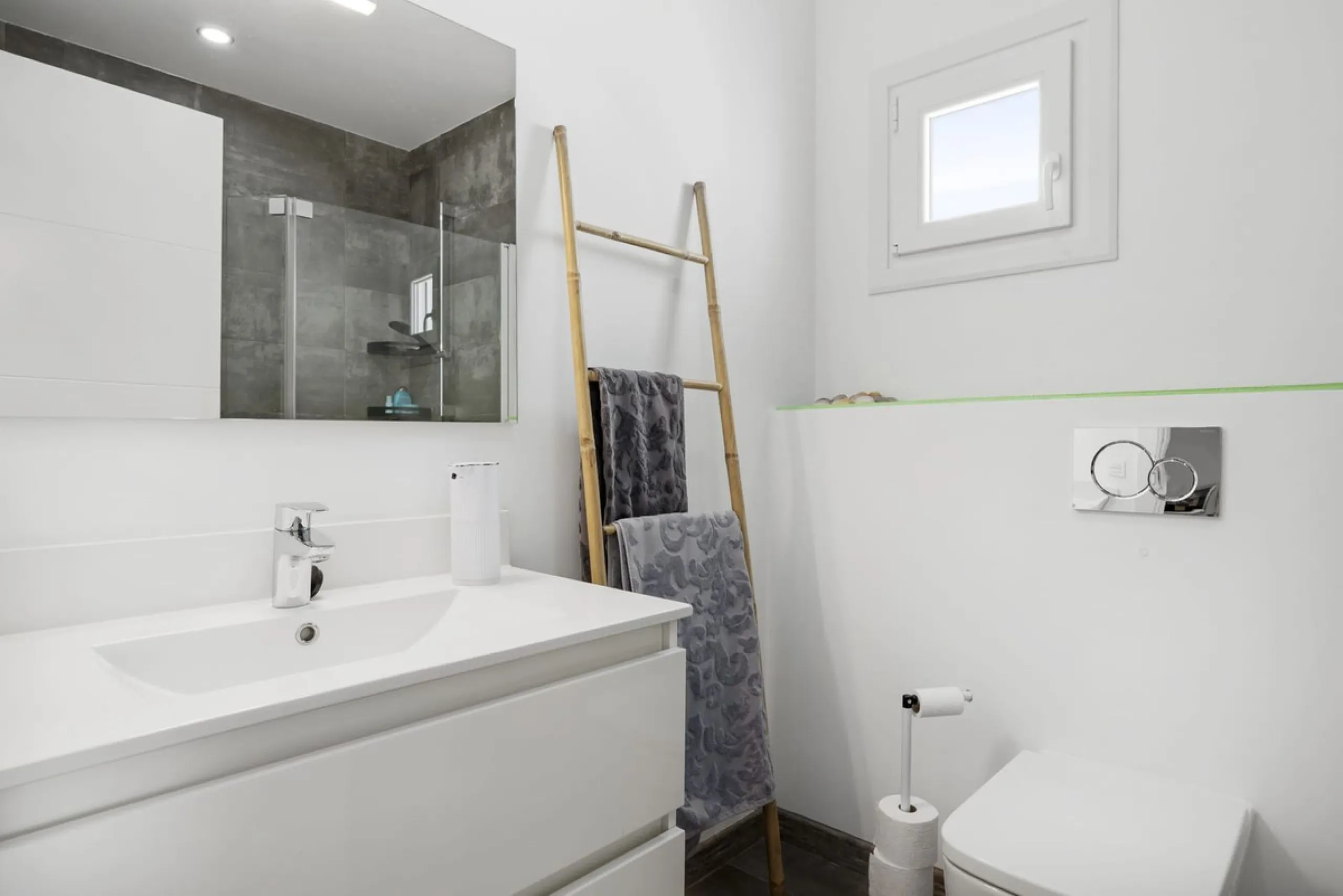 House - Townhouse в продаже в Estepona, Málaga. В доме 4 спален и 3 ванных комнат. Площадь дома 232 м²
