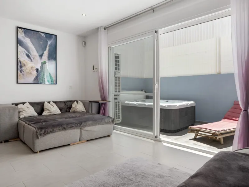 House - Townhouse в продаже в Estepona, Málaga. В доме 4 спален и 3 ванных комнат. Площадь дома 232 м²
