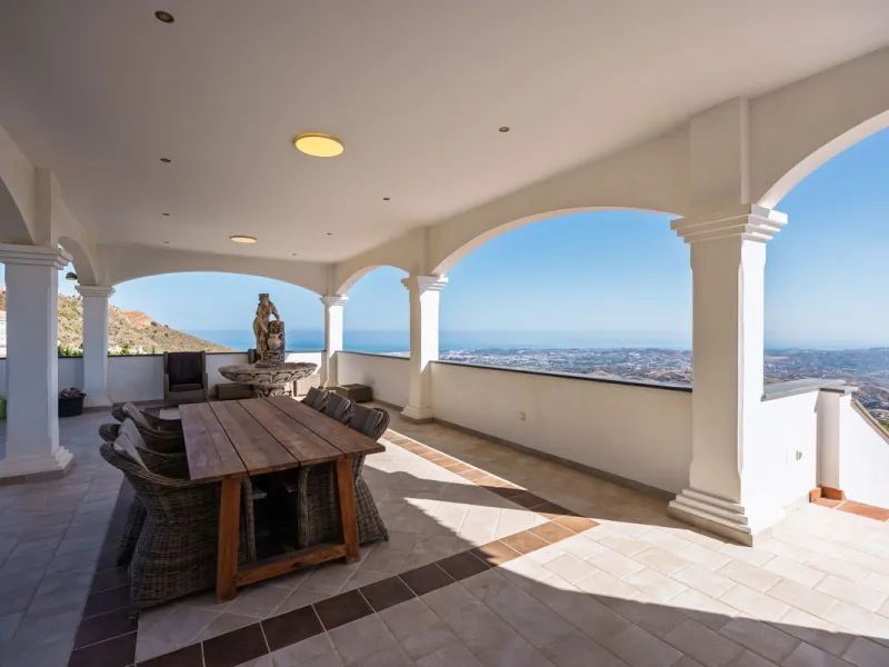 Luxury Villa in Valtocado – Panoramic Views