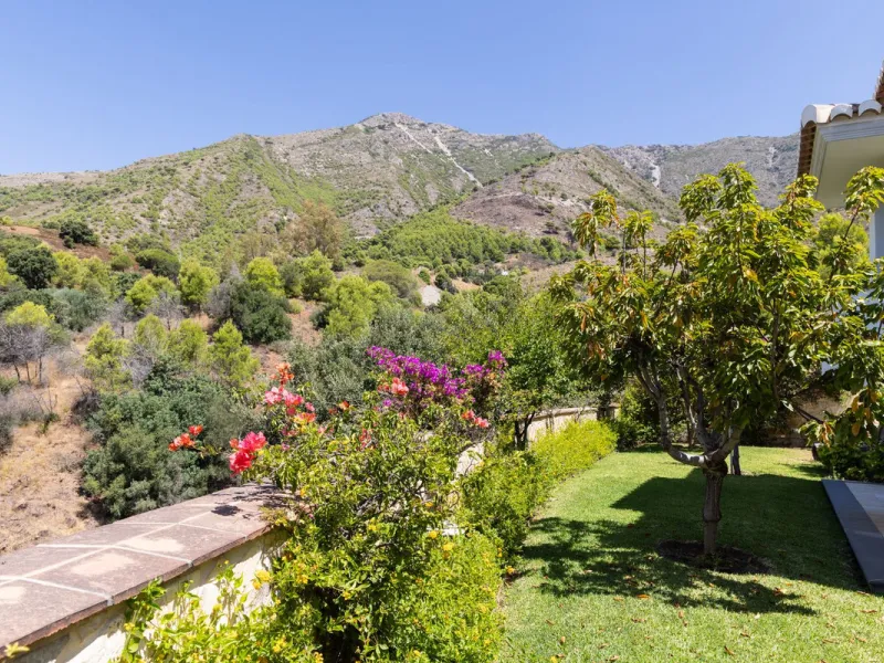 Luxury Villa in Valtocado – Panoramic Views