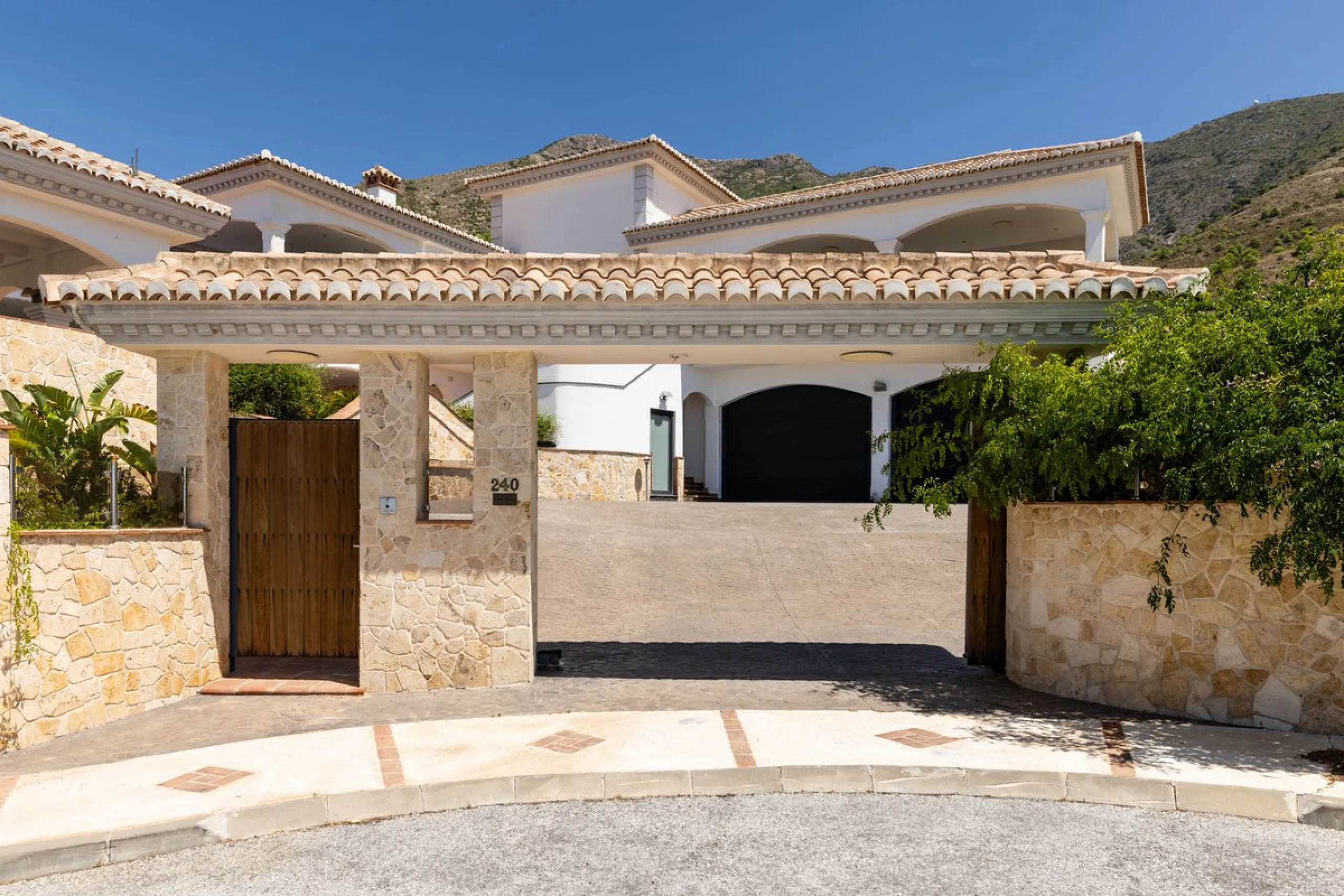 Luxury Villa in Valtocado – Panoramic Views
